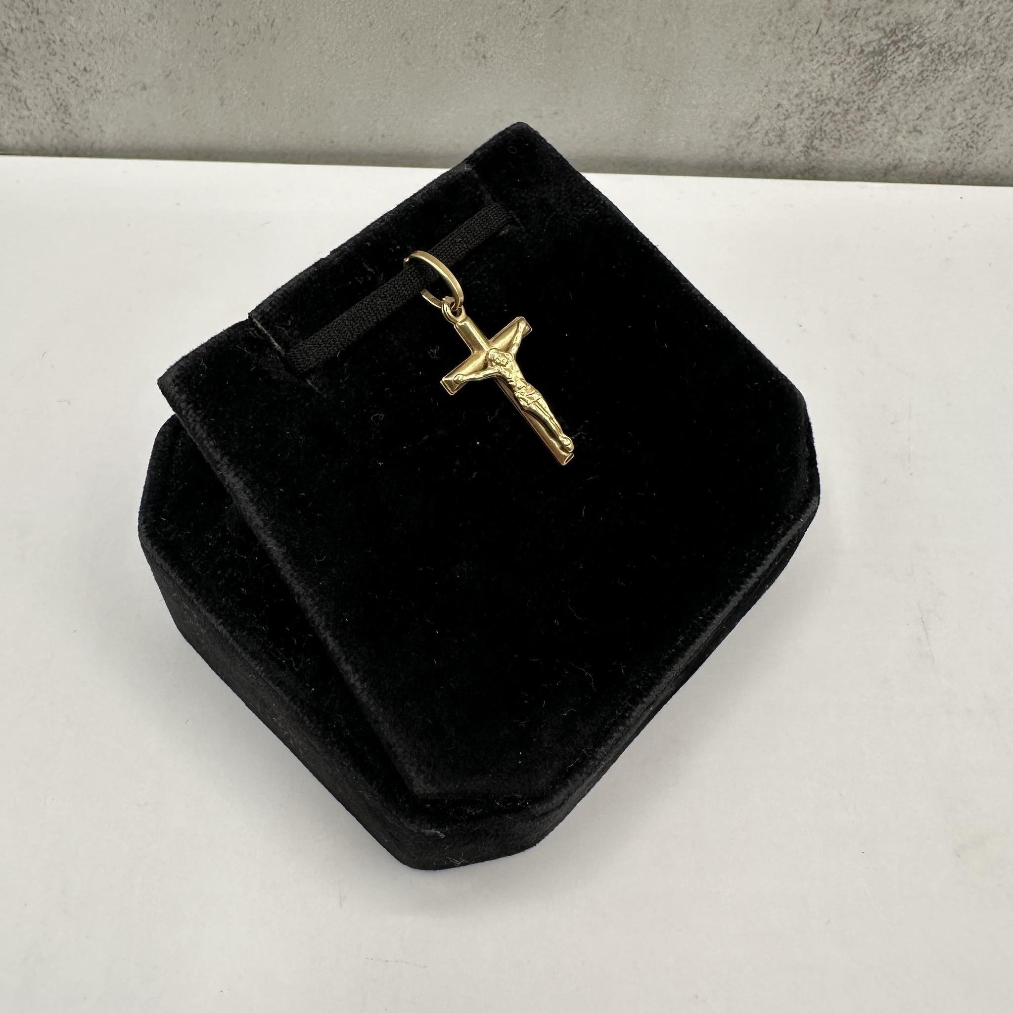 This Estate 18kt Yellow Gold Crucifix Pendant combines timeless elegance with a classic religious symbol. Weighing 0.9 gram, this pendant is crafted from rich 18kt yellow gold, providing a warm and luxurious tone. The pendant is in pre-loved