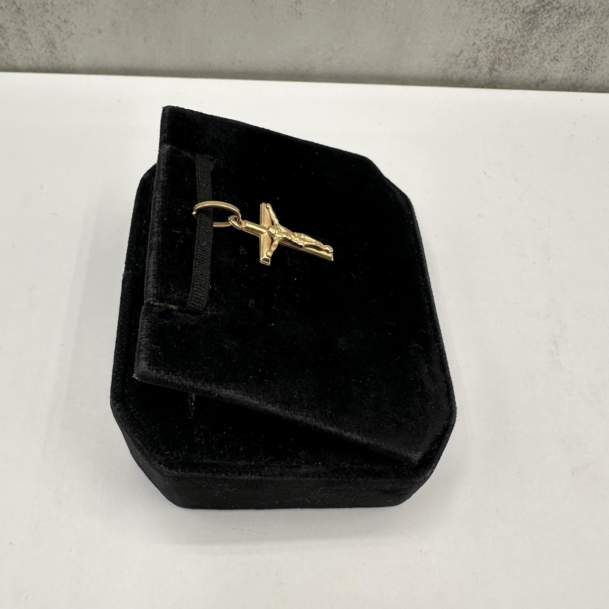 Estate 18kt Yellow Gold Crucifix Pendant – 0.9 Gram, Pre-Loved Condition In Excellent Condition In West Hempstead, NY