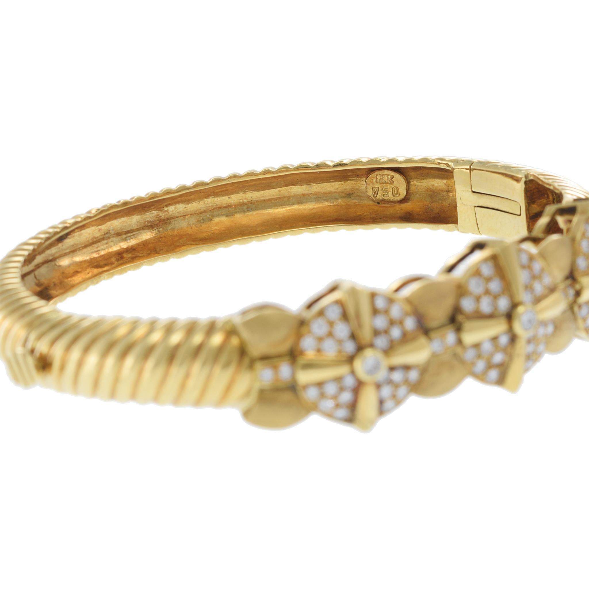 Brazalete de diamantes de oro amarillo de 18 quilates con detalle de cuerda retorcida en venta 1