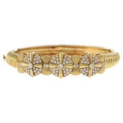 Brazalete de diamantes de oro amarillo de 18 quilates con detalle de cuerda retorcida