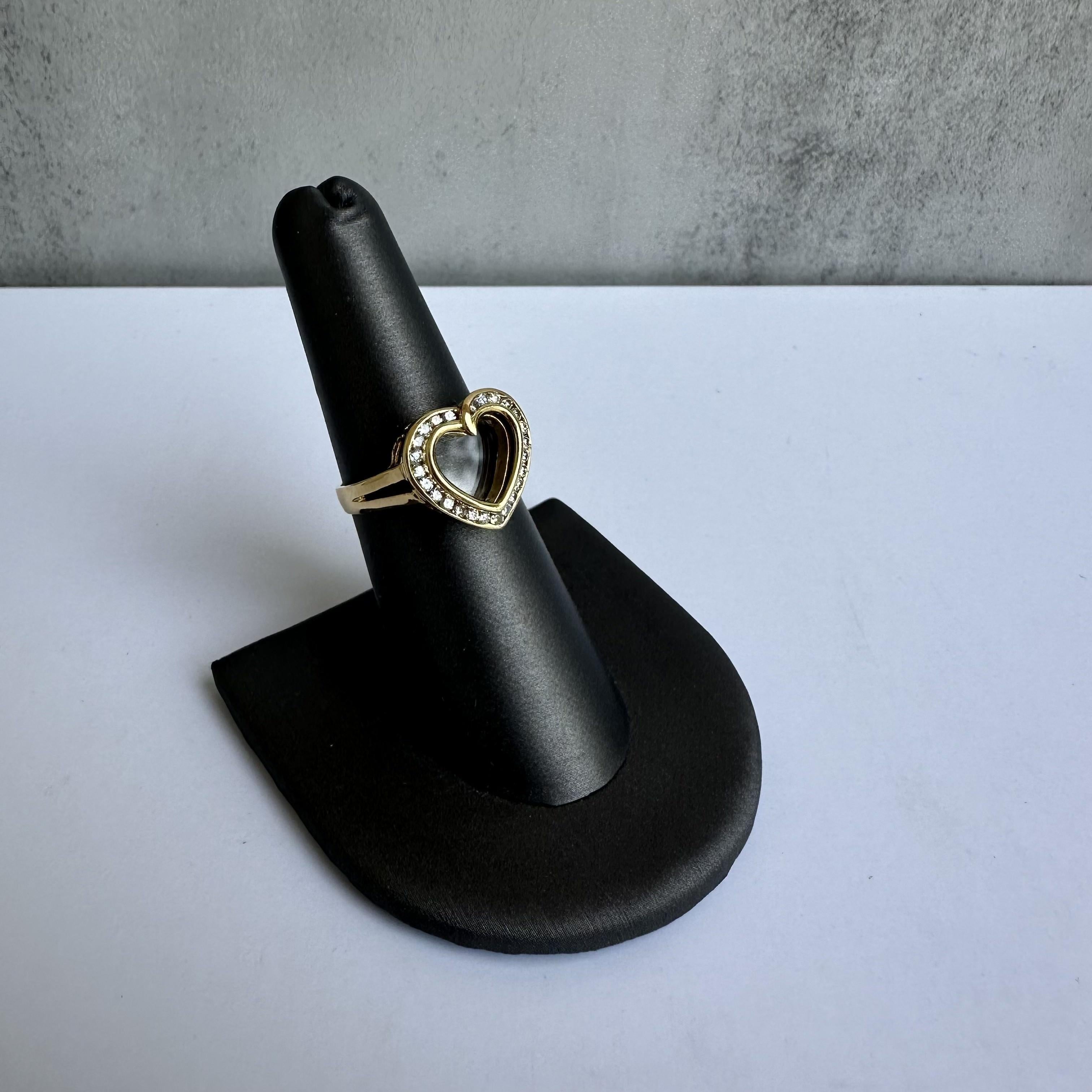 Rehaussez votre collection de bijoux avec cette exquise bague à cœur en or jaune 18 carats et diamants. Avec 0,15 carats de diamants ronds naturels HI SI2-I1 et un centre unique en verre/acrylique/plastique transparent, cette bague allie une beauté