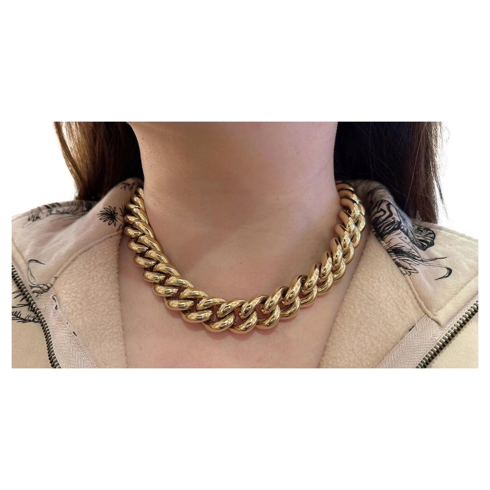 Estate 18mm Curb Link Halskette 18 Zoll lang in 18k Gelbgold

Curb Link Halskette verfügt über 18mm breite abgerundete Curb Links in 18k Gelbgold. Die Halskette wird mit einem breiten Sicherheitsverschluss mit Zunge geschlossen.

Halskette misst 18
