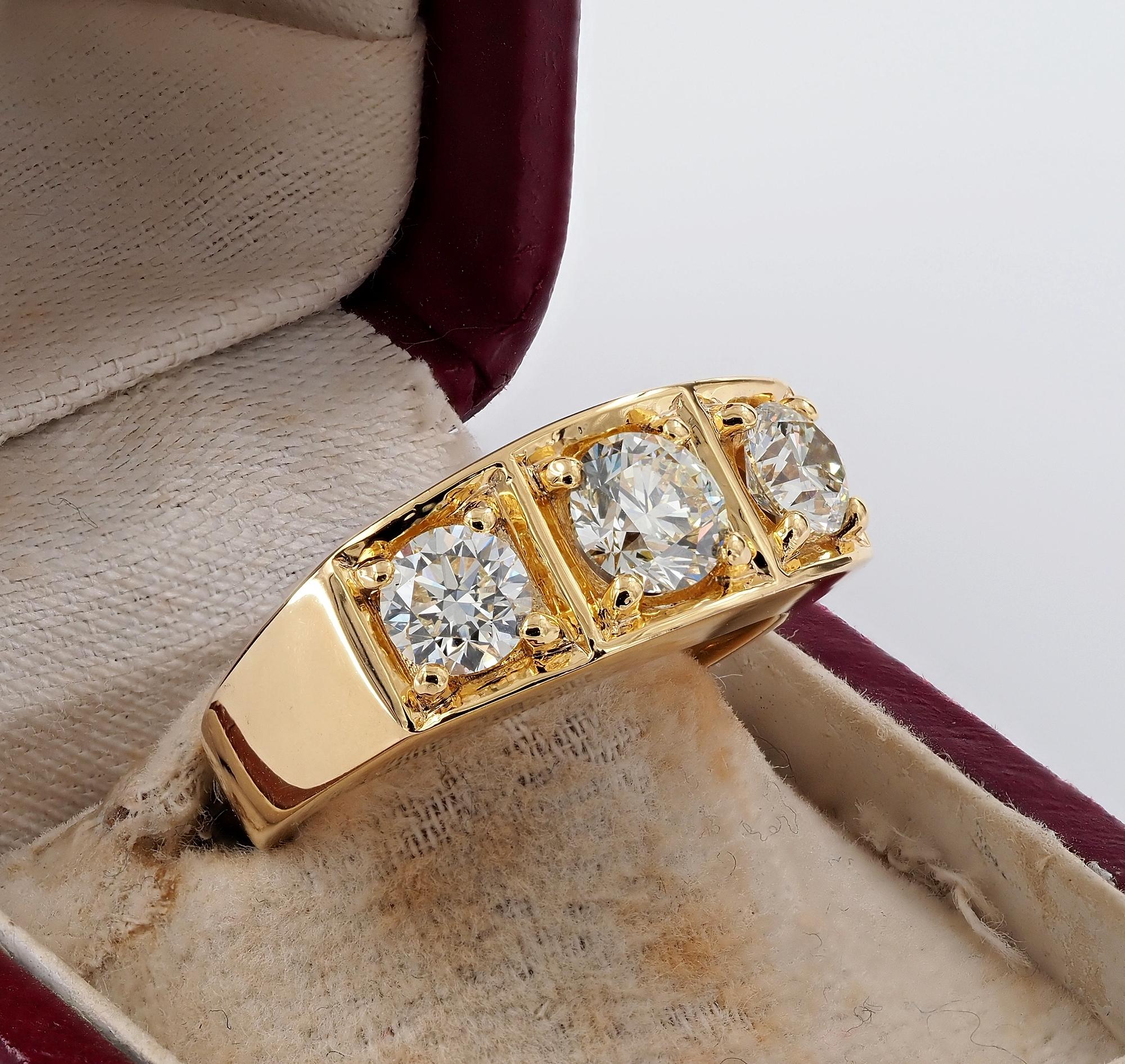 Anello unisex a tre pietre con diamante a taglio brillante F/G VVS/VS da 1,91 carati In condizioni buone in vendita a Napoli, IT