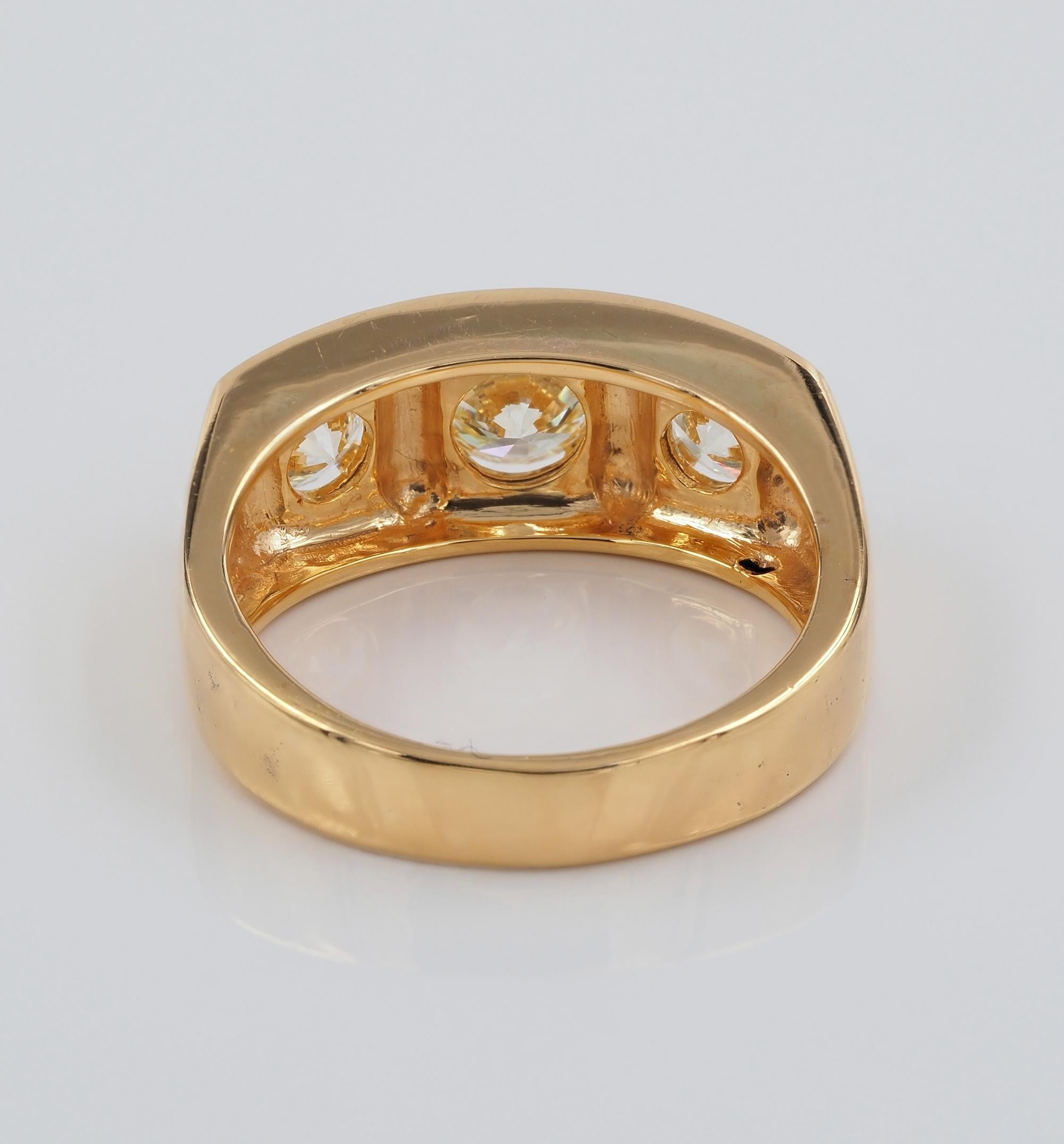 Estate 1.91 Ct Brilliante Cut Diamond F/G VVS/VS Three Stone Unisex Ring (bague unisexe à trois pierres) en vente 1