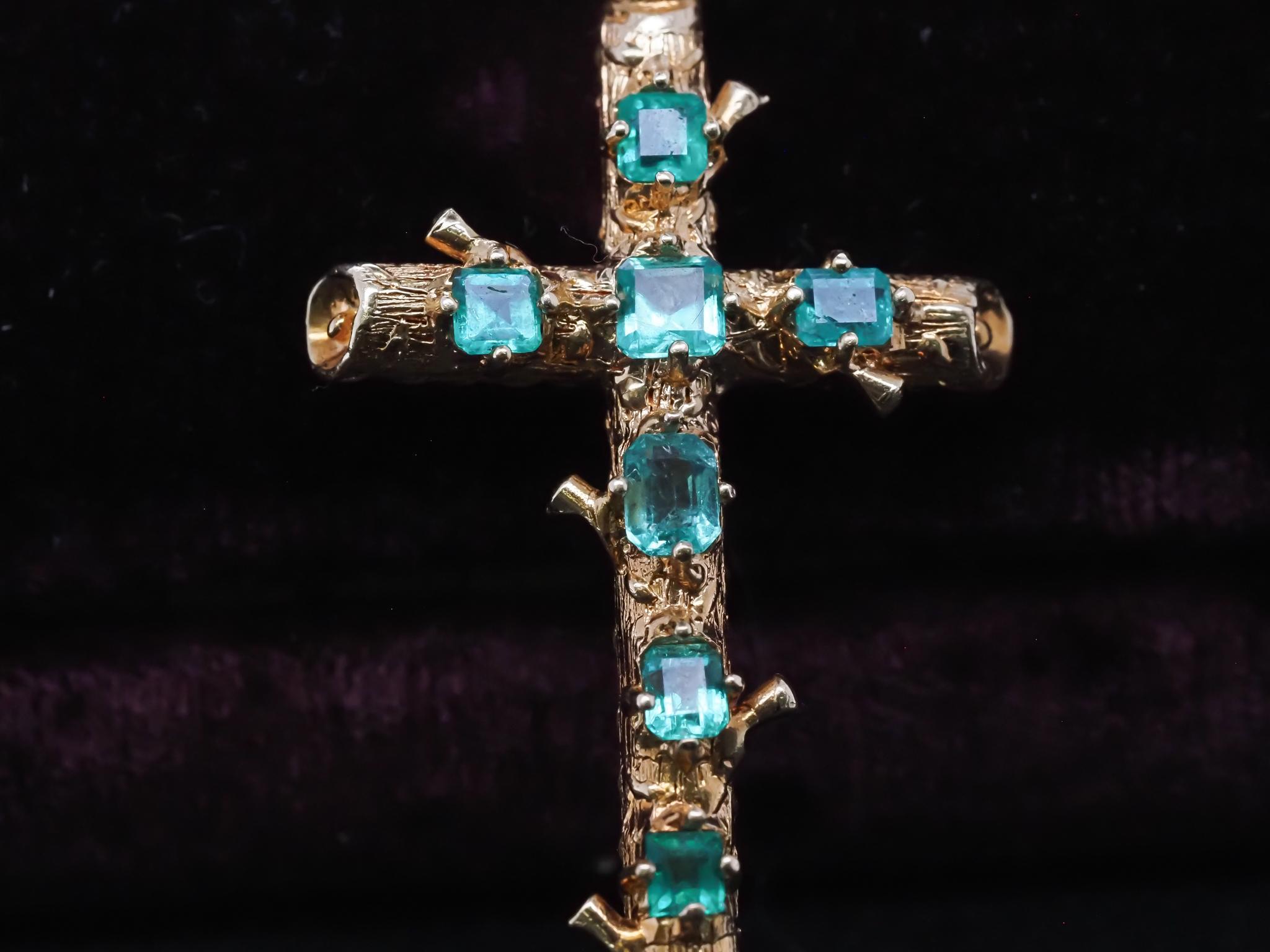 Croix en or jaune 18K avec émeraude colombienne des années 1950 - VHK#379a en vente 6