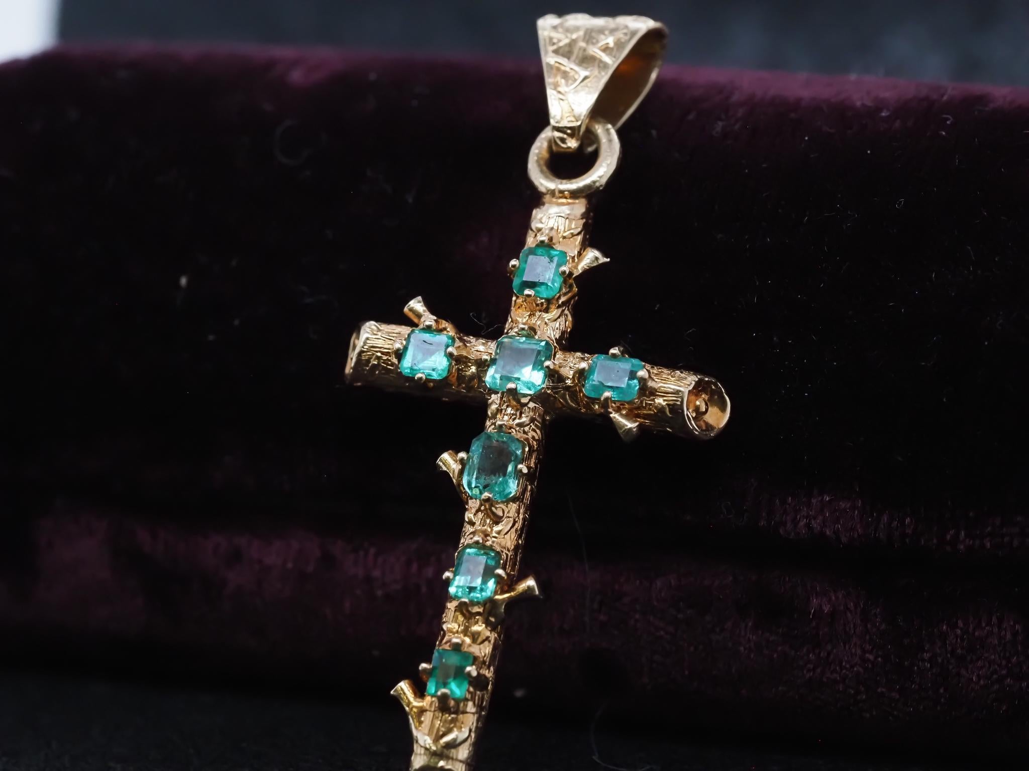 Croix en or jaune 18K avec émeraude colombienne des années 1950 - VHK#379a en vente 7