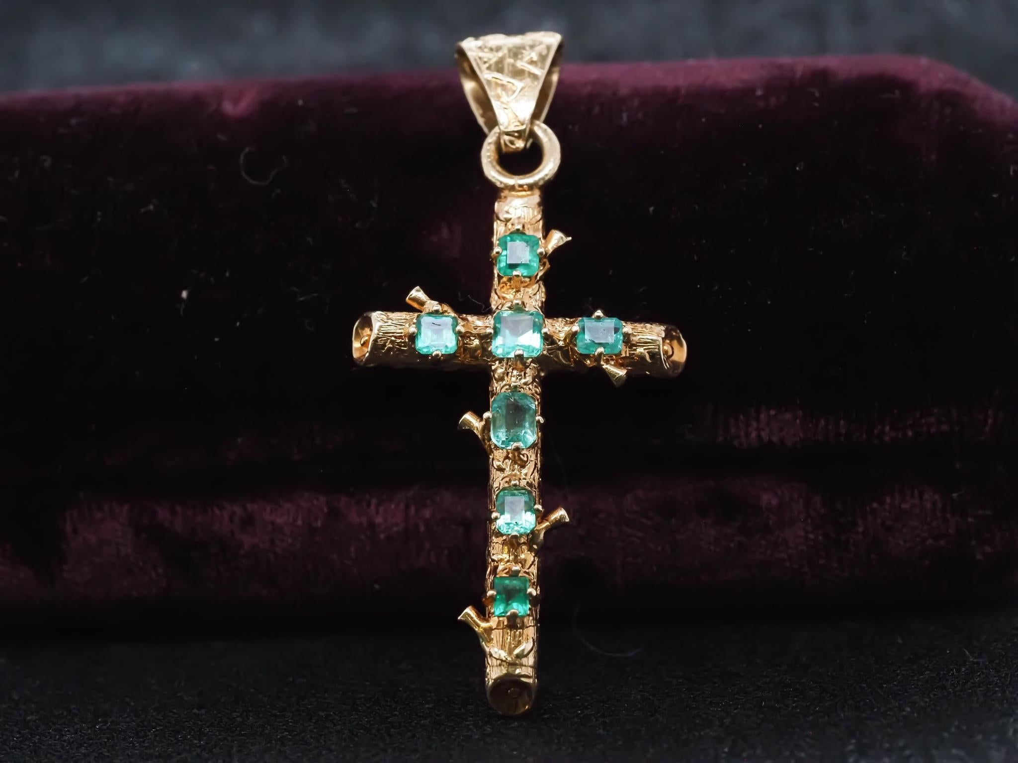 Croix en or jaune 18K avec émeraude colombienne des années 1950 - VHK#379a Bon état - En vente à Hicksville, NY
