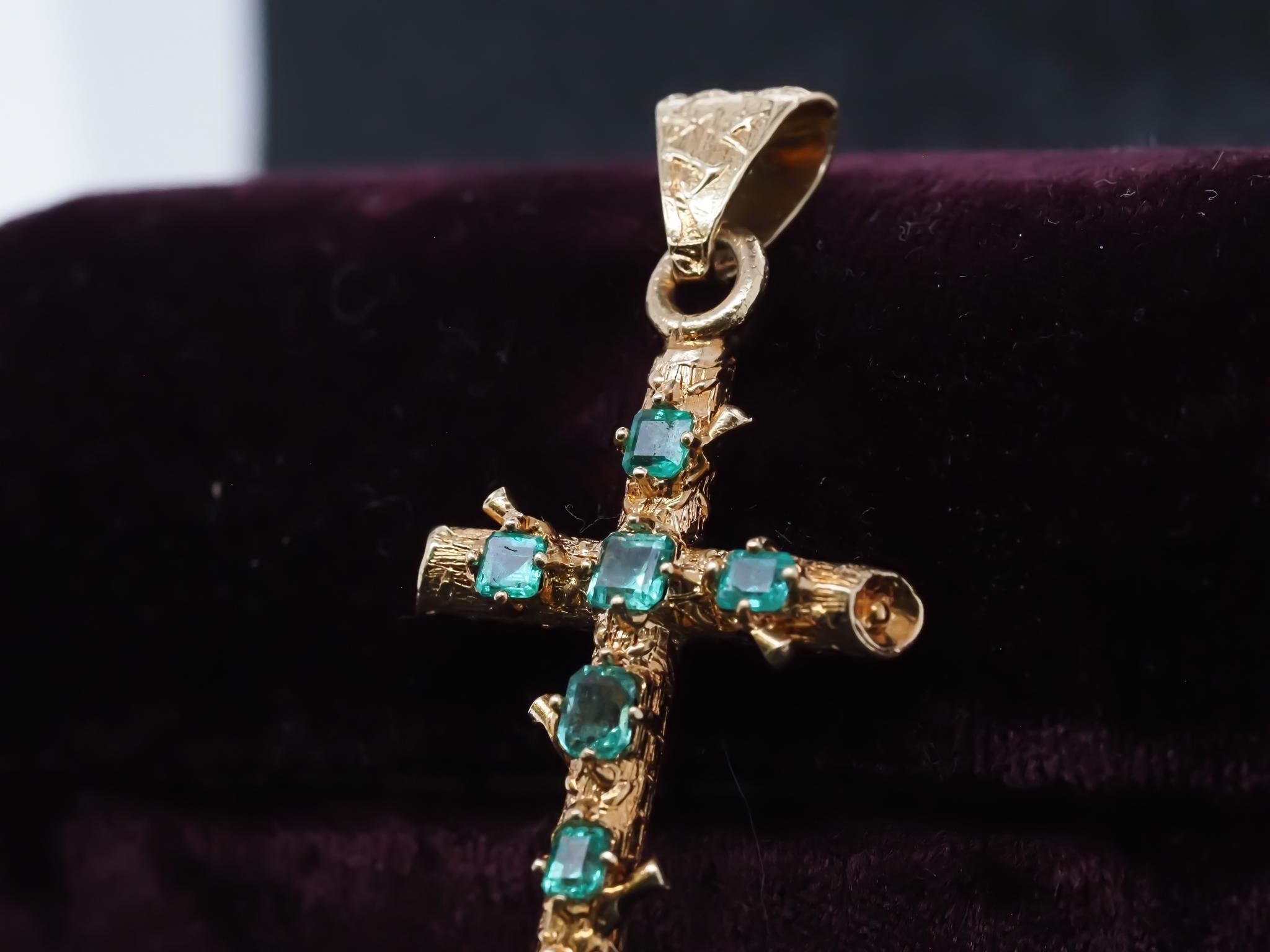 Croix en or jaune 18K avec émeraude colombienne des années 1950 - VHK#379a Pour femmes en vente