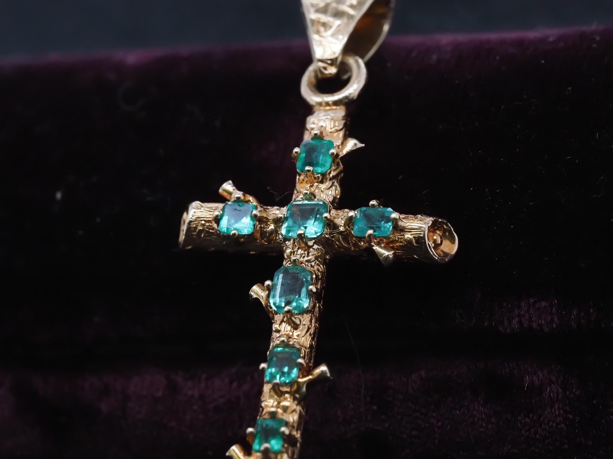 Croix en or jaune 18K avec émeraude colombienne des années 1950 - VHK#379a en vente 1