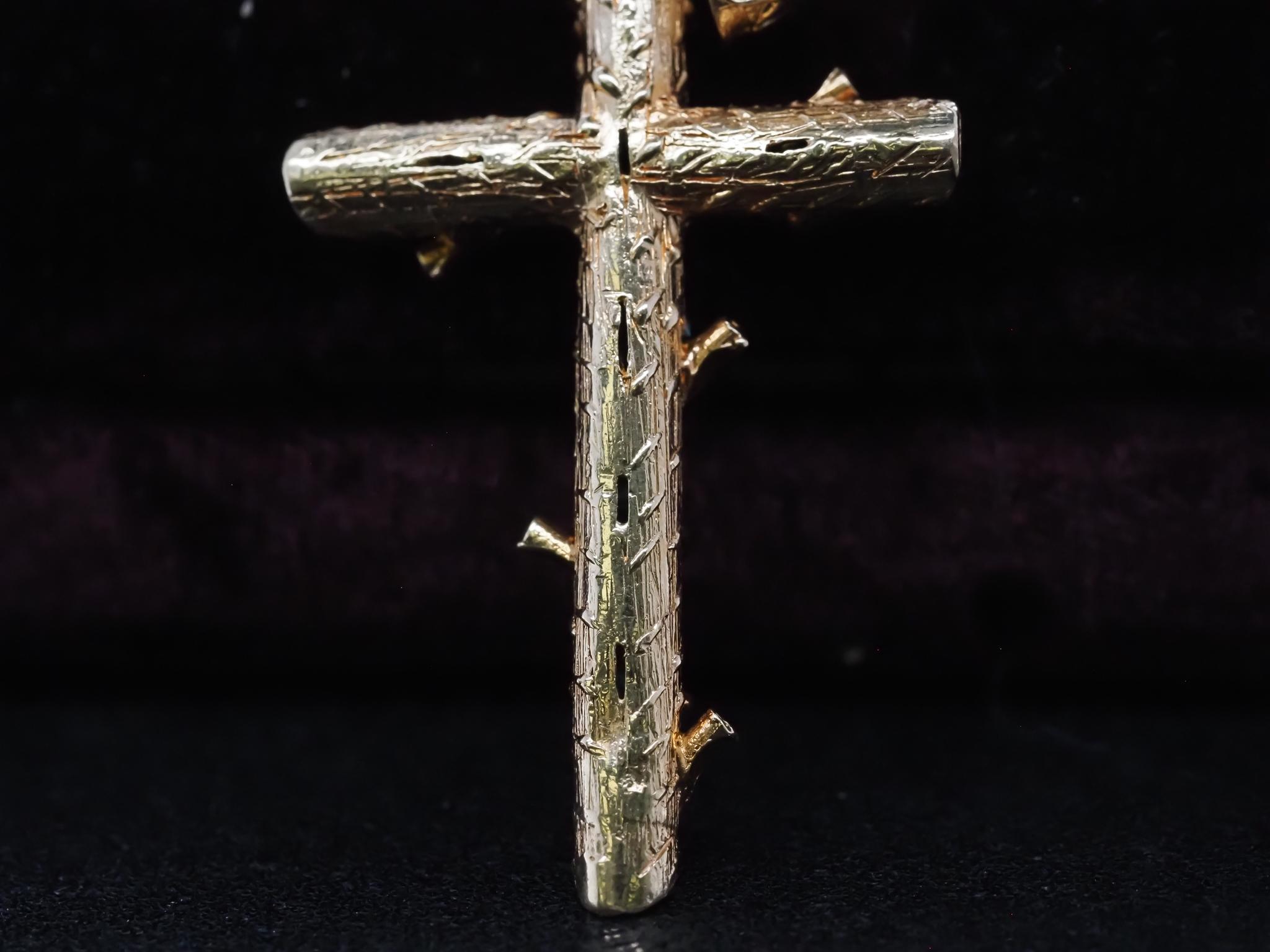 Croix en or jaune 18K avec émeraude colombienne des années 1950 - VHK#379a en vente 2