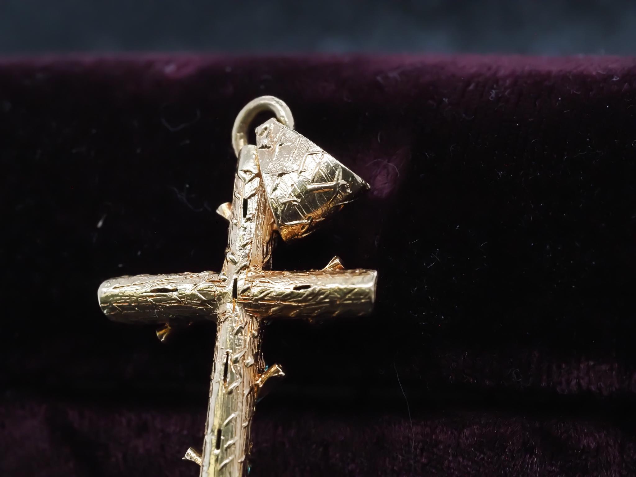 Croix en or jaune 18K avec émeraude colombienne des années 1950 - VHK#379a en vente 3
