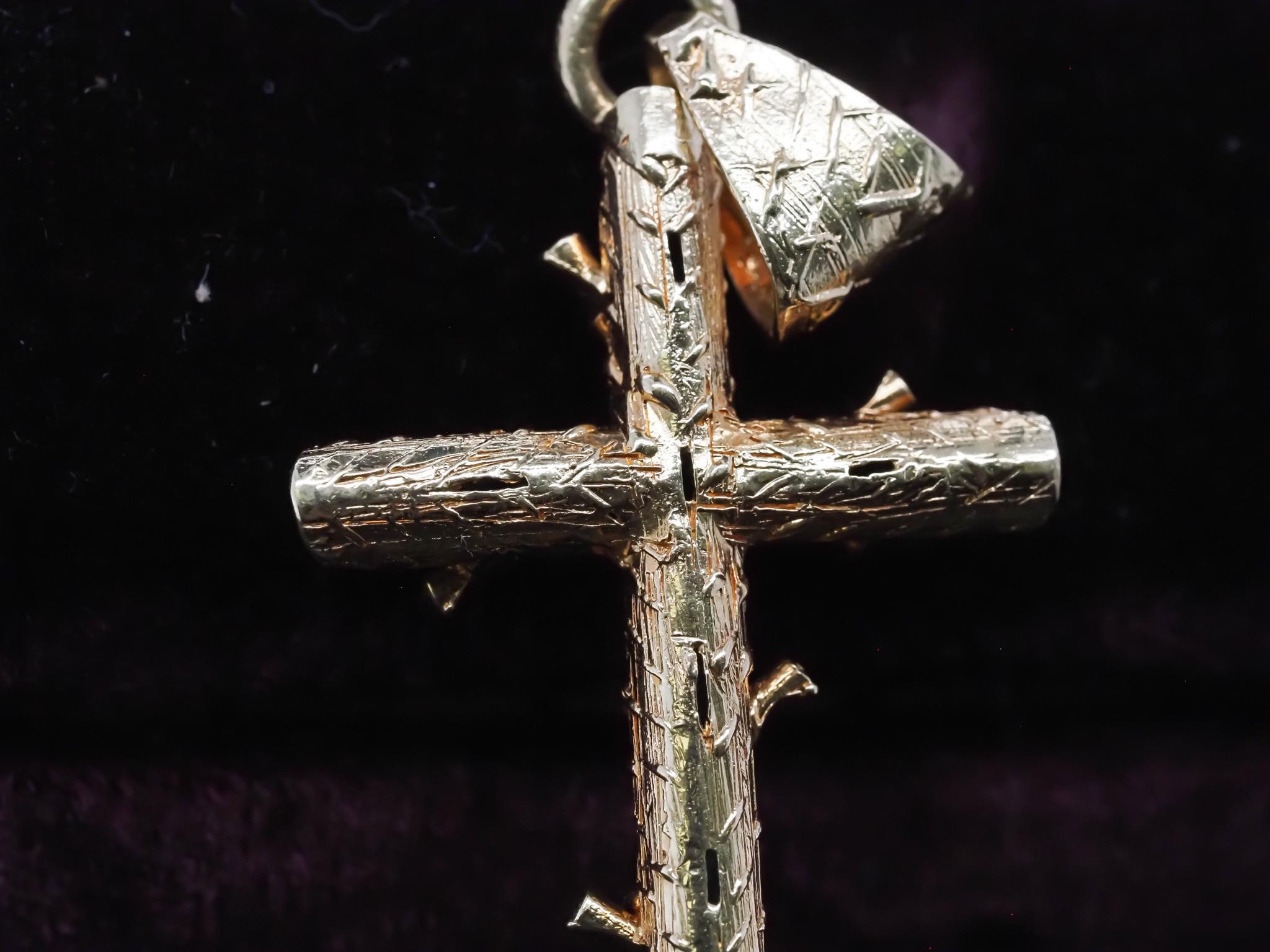Croix en or jaune 18K avec émeraude colombienne des années 1950 - VHK#379a en vente 4