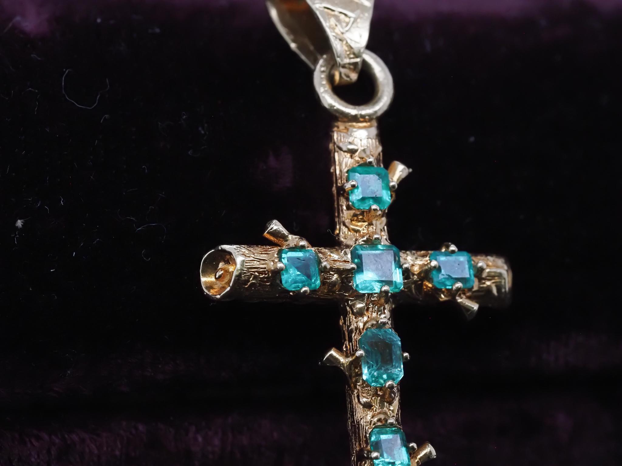 Croix en or jaune 18K avec émeraude colombienne des années 1950 - VHK#379a en vente 5