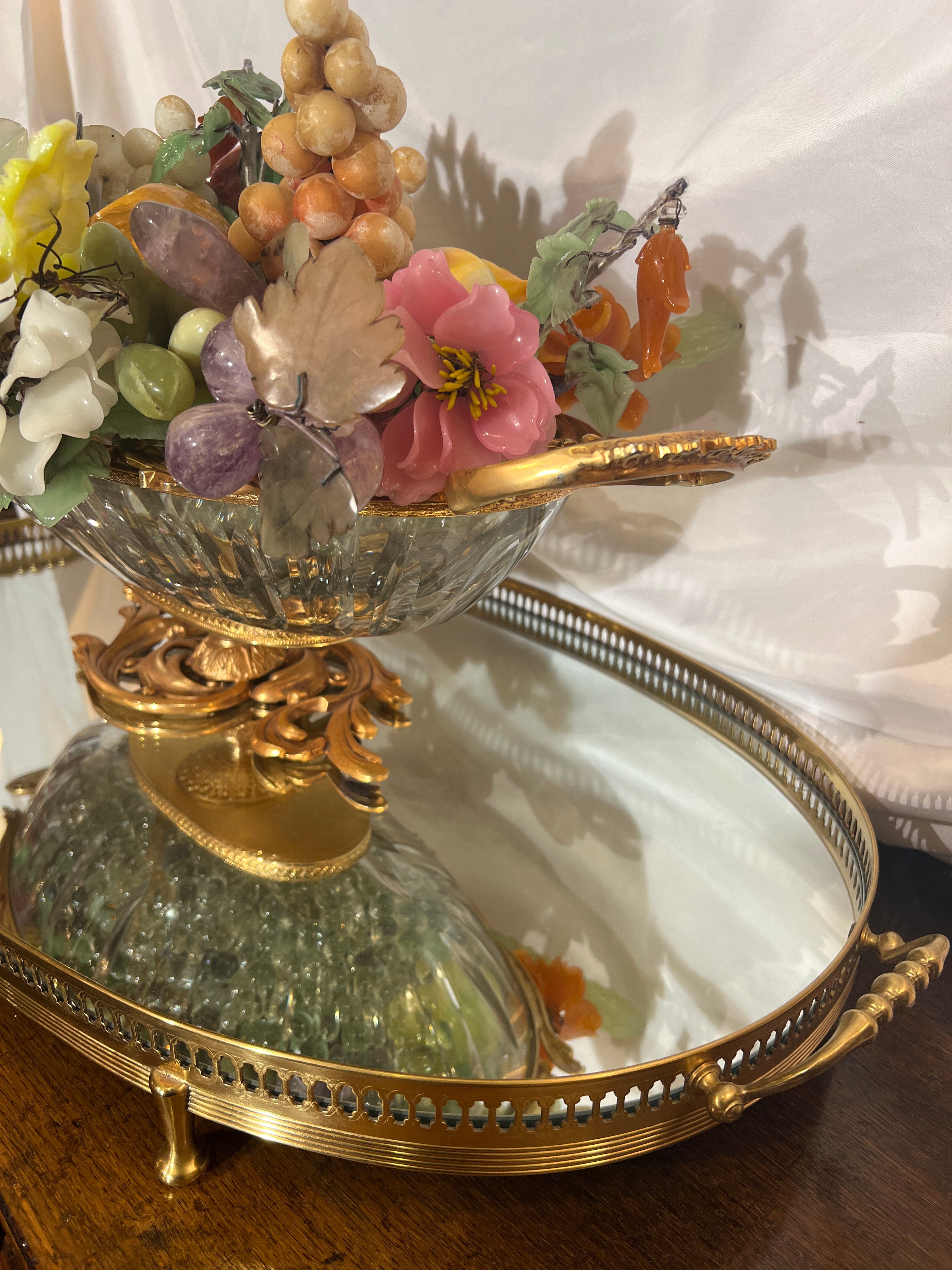 Verre Centre de table en bronze doré des années 1950 avec fleurs et fruits en verre. en vente