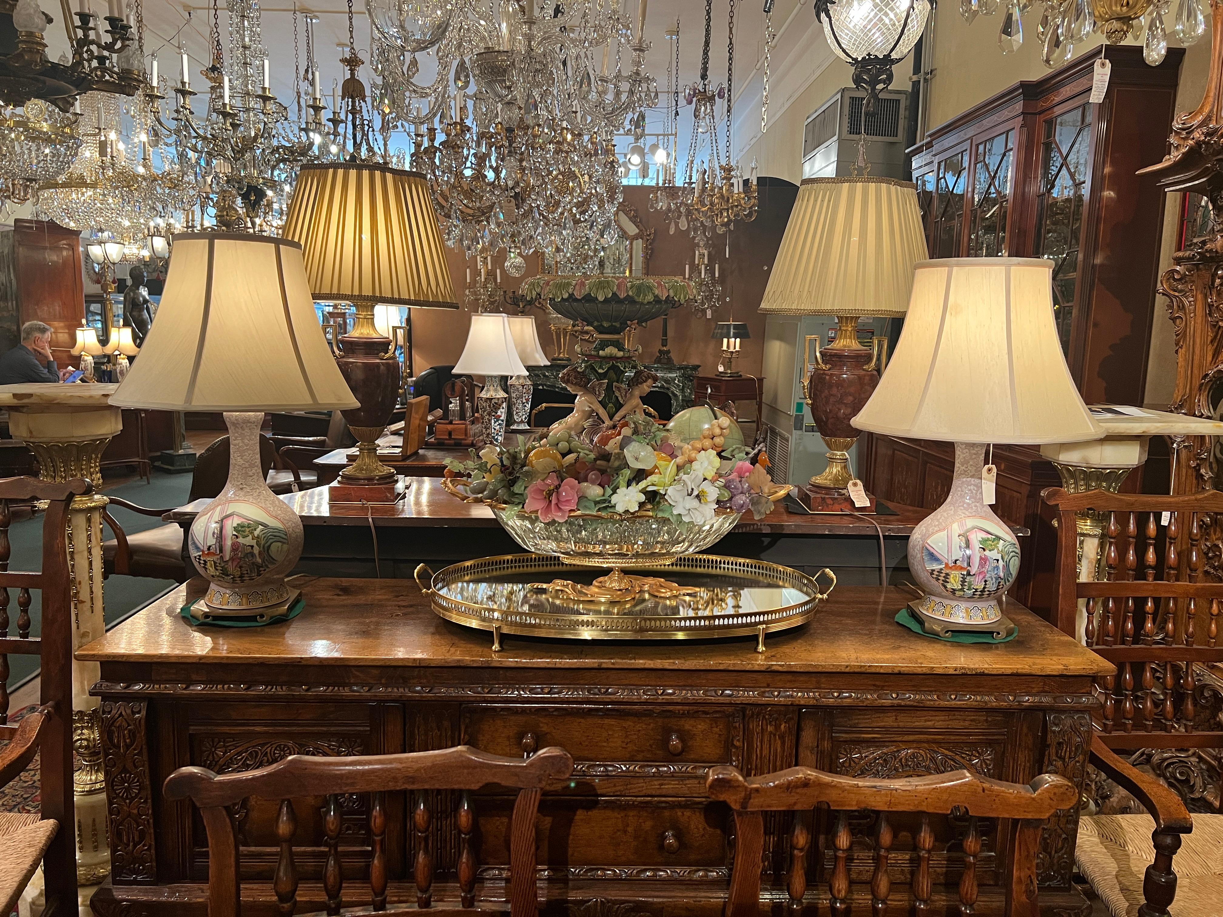 Centre de table en bronze doré des années 1950 avec fleurs et fruits en verre. en vente 1