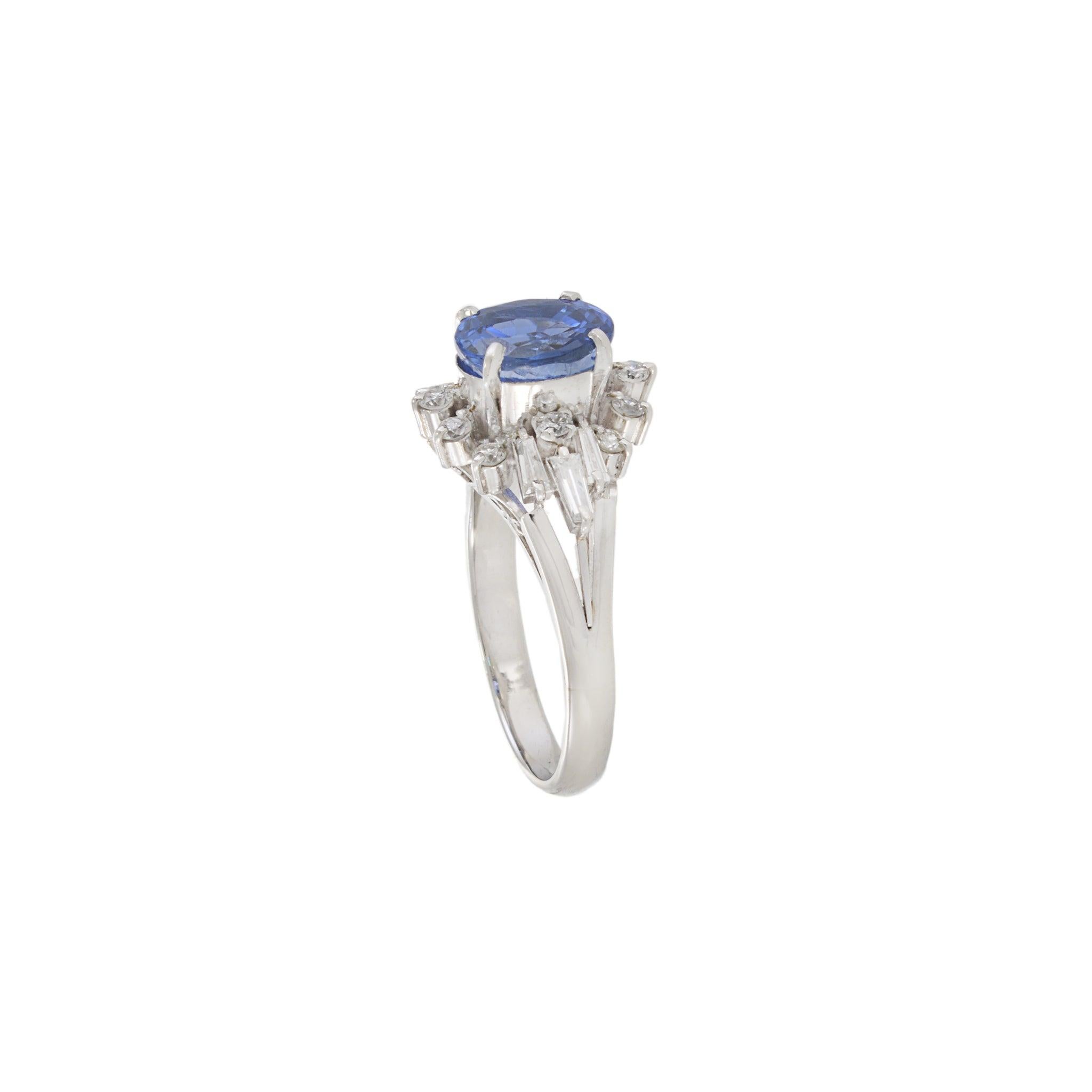 Nachlass 1950er Jahre Platin Retro Ära Ring mit blauem Saphir und Diamant (Ovalschliff) im Angebot