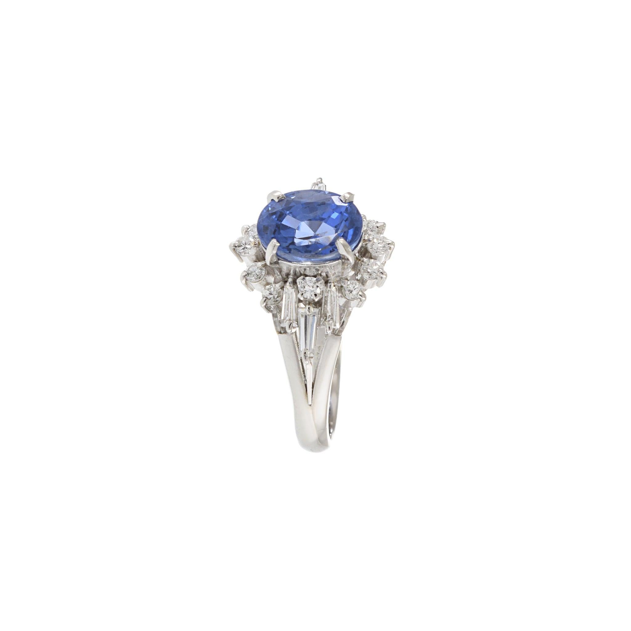 Nachlass 1950er Jahre Platin Retro Ära Ring mit blauem Saphir und Diamant im Zustand „Hervorragend“ im Angebot in New York, NY