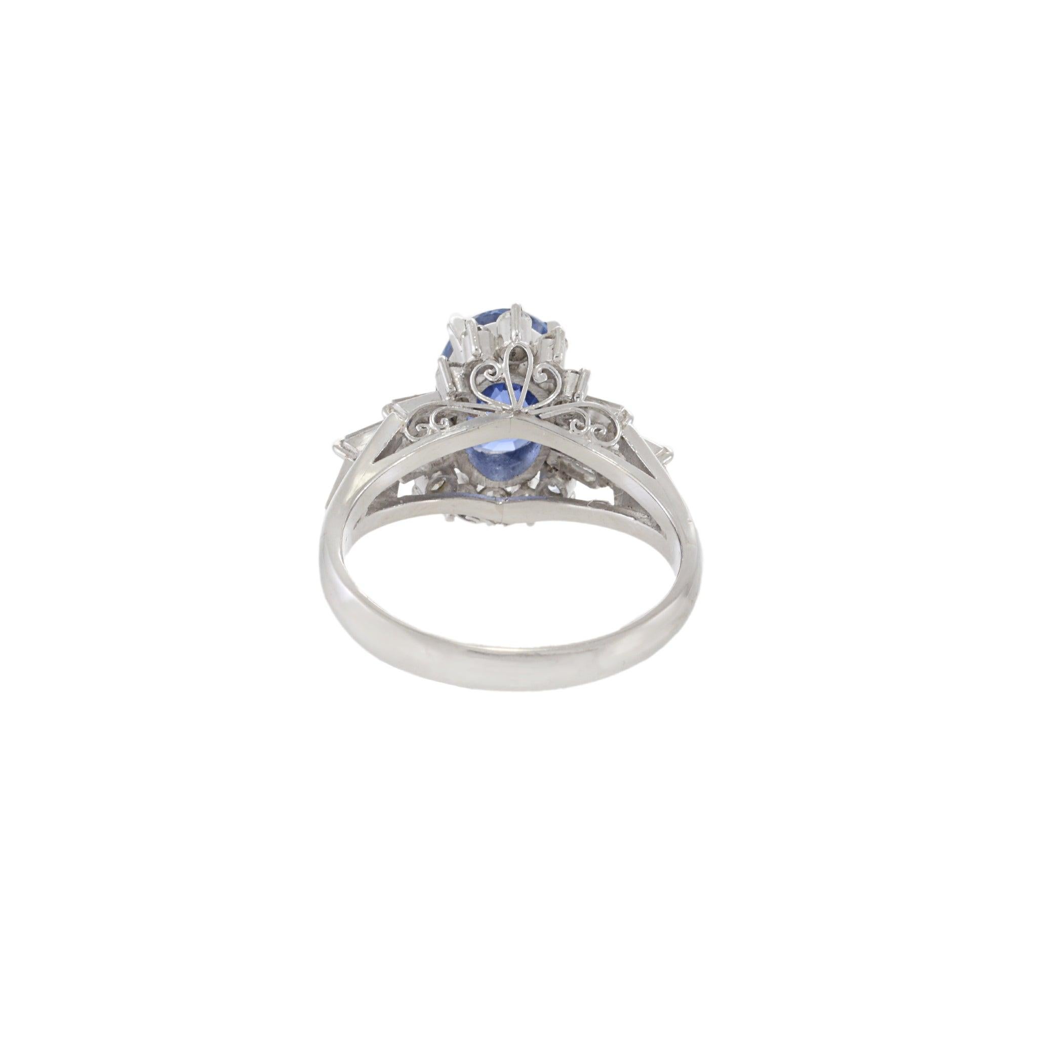 Nachlass 1950er Jahre Platin Retro Ära Ring mit blauem Saphir und Diamant im Angebot 1