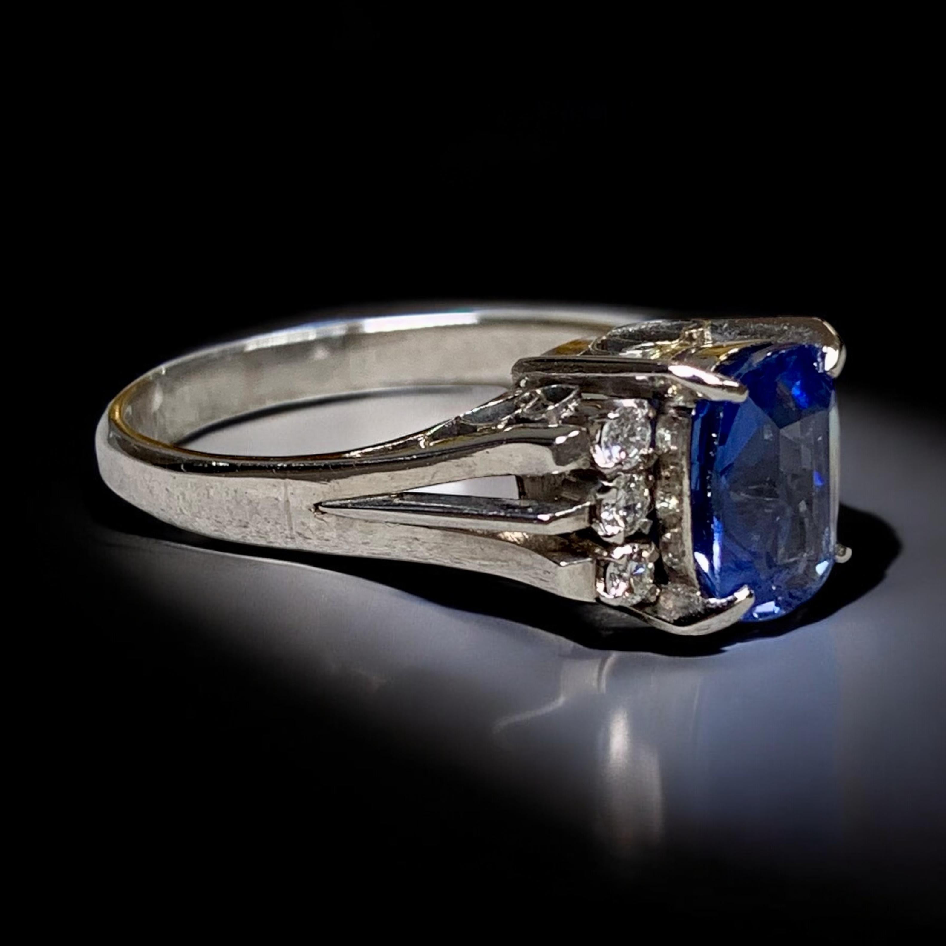 Estate 1960's Platinum Cushion Ceylon Sapphire Diamond Ring GIA NO HEAT 1,82ctw (Retro) im Angebot