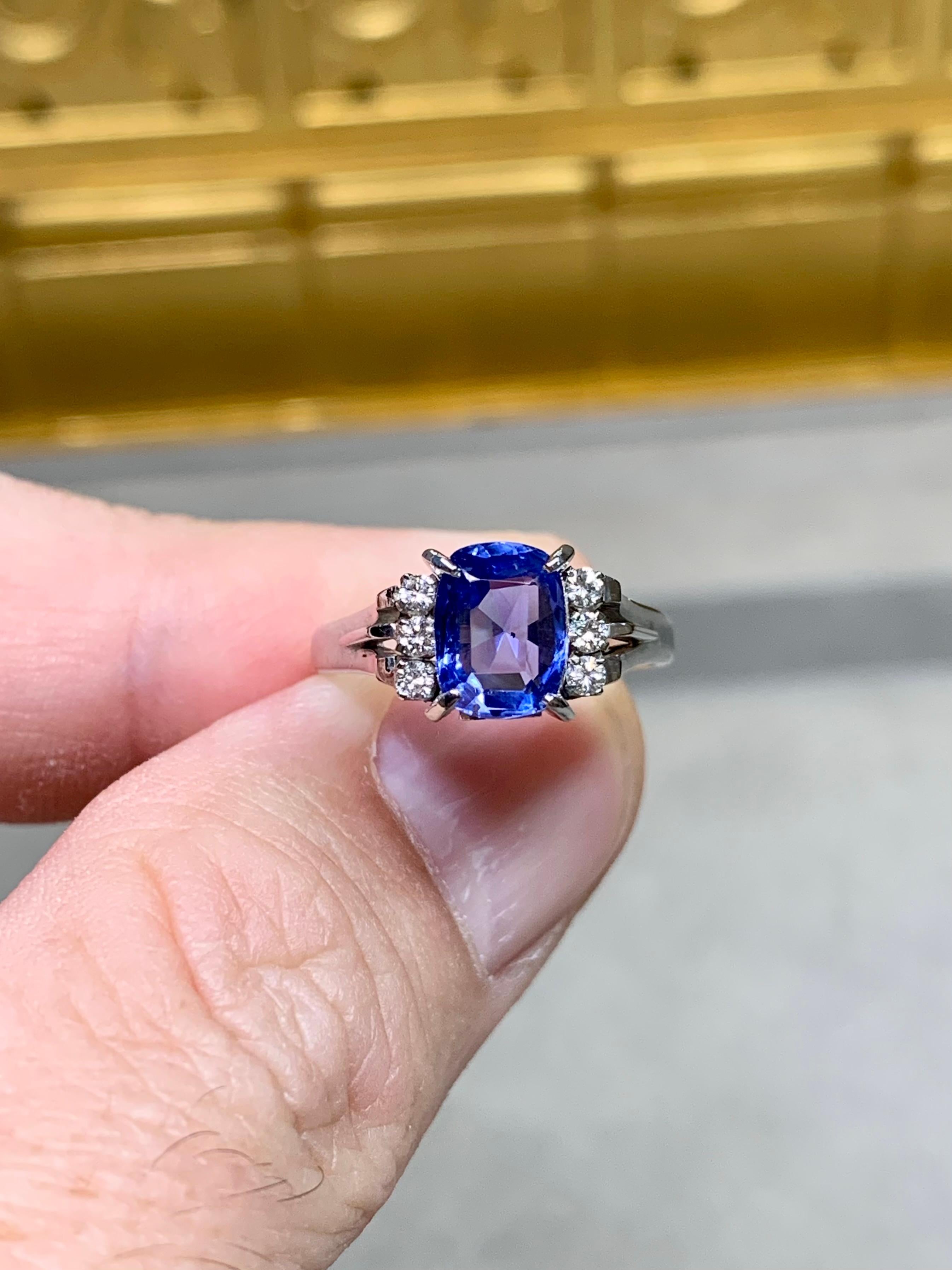 Estate 1960's Platinum Cushion Ceylon Sapphire Diamond Ring GIA NO HEAT 1,82ctw (Kissenschliff) im Angebot