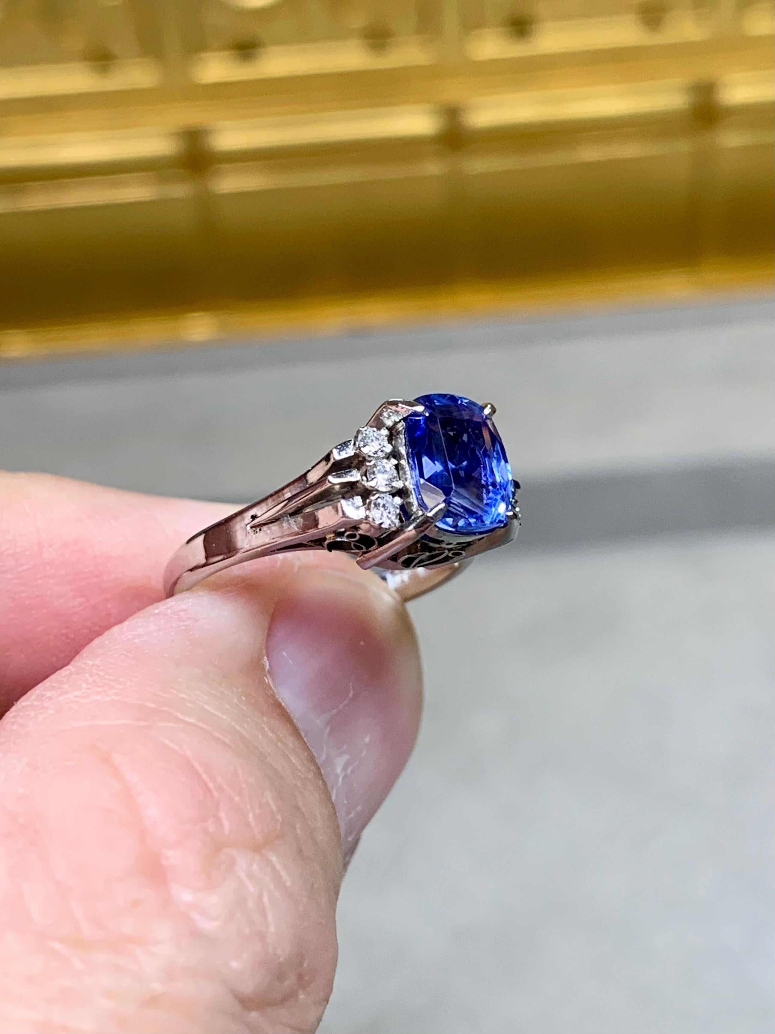 Estate 1960's Platinum Cushion Ceylon Sapphire Diamond Ring GIA NO HEAT 1,82ctw im Zustand „Hervorragend“ im Angebot in Winter Springs, FL