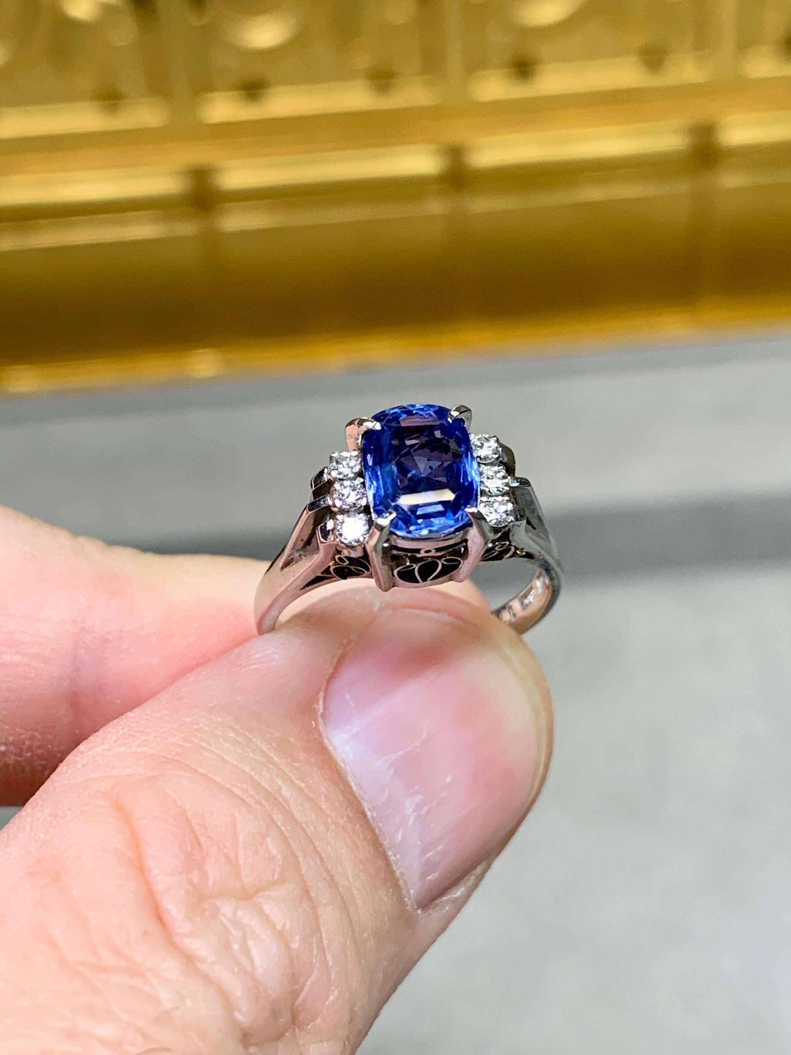 Estate 1960's Platinum Cushion Ceylon Sapphire Diamond Ring GIA NO HEAT 1,82ctw für Damen oder Herren im Angebot