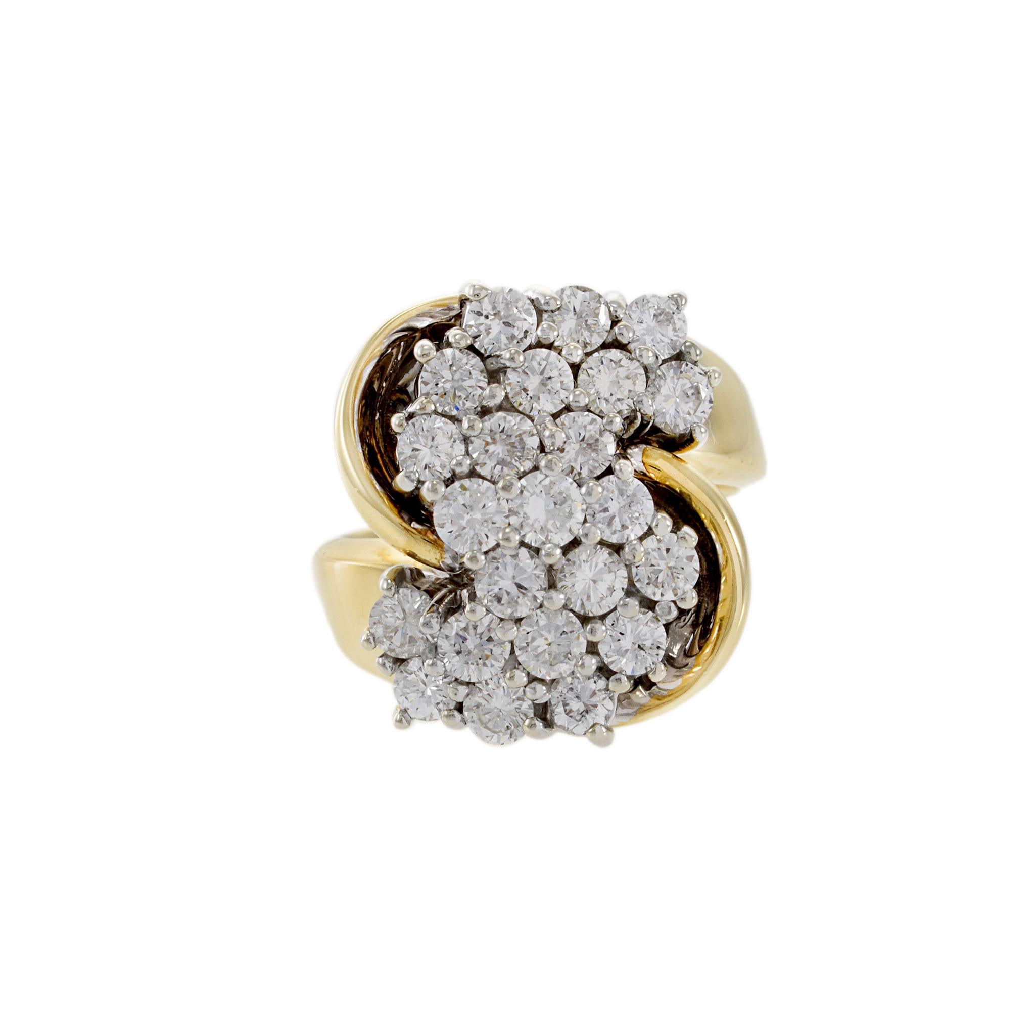 Cette magnifique bague à tourbillon date des années 1970 environ et est réalisée en or bicolore 14kt. Au centre de la pièce se trouve une grappe de diamants ronds de taille brillant de 2,00ct-tw de couleur G-H et de pureté VS/SI. La grappe centrale