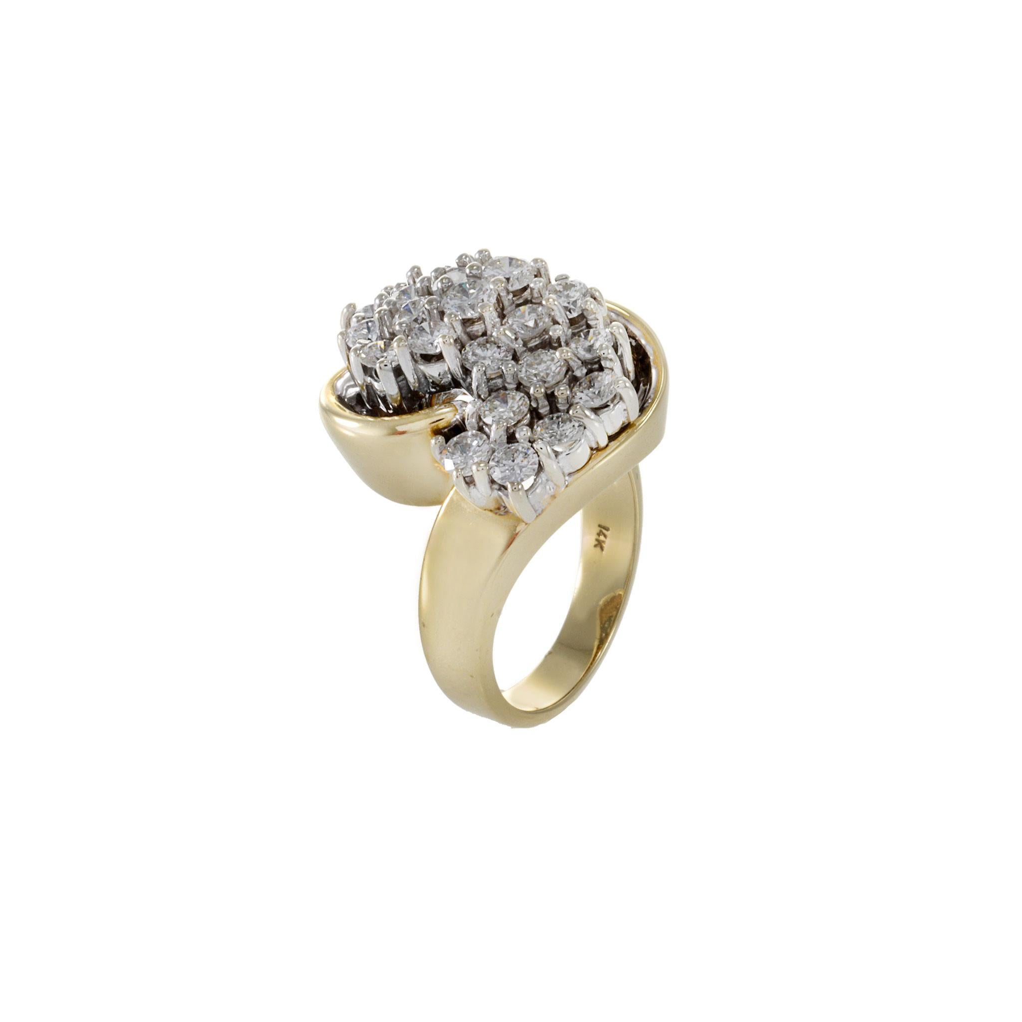 Taille brillant Bague en or bicolore 14KT avec diamants en forme de tourbillon, datant des années 1970 en vente