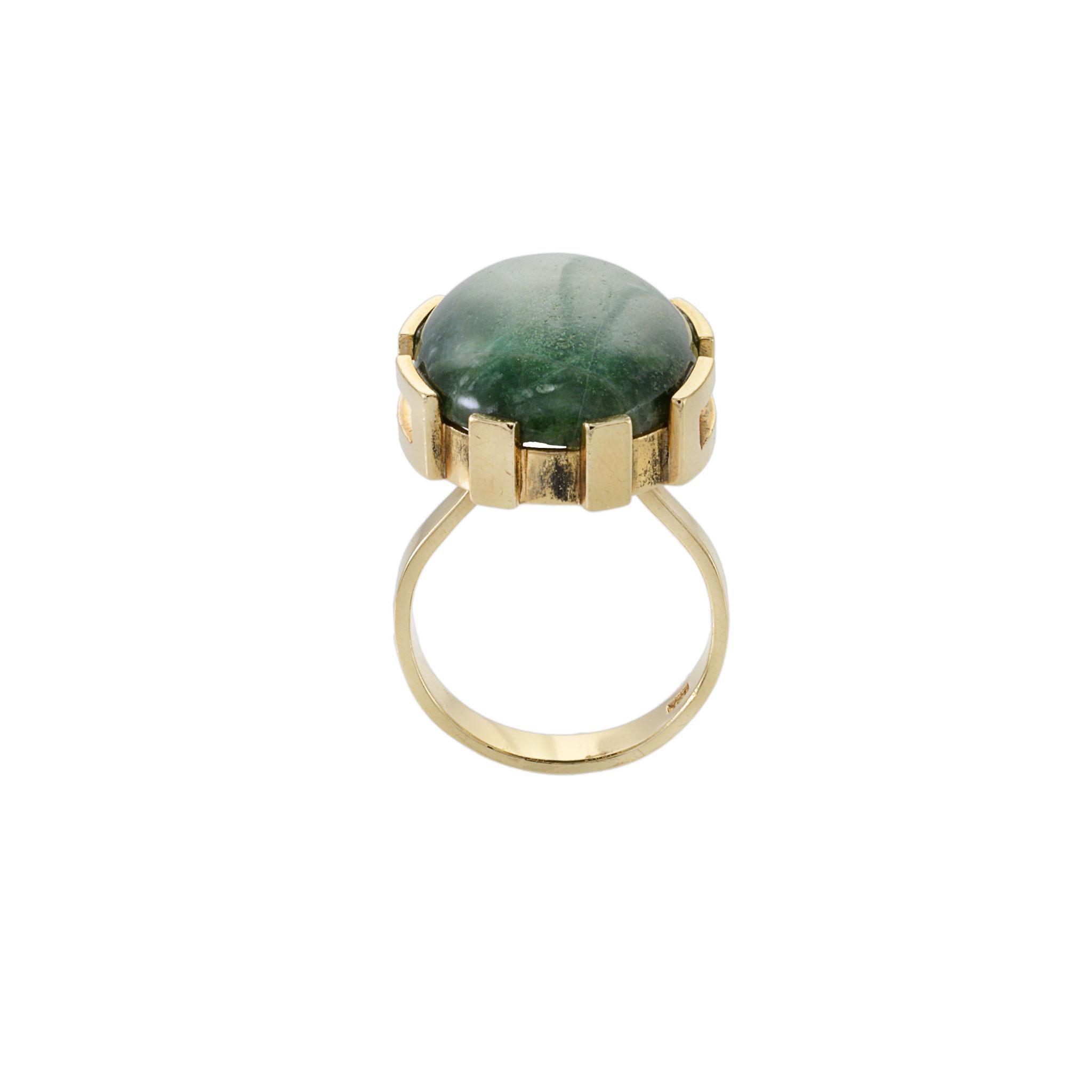 Estate 1970s 18KT Yellow Gold Oval Green Jade Ring In Excellent Condition For Sale In New York, NY