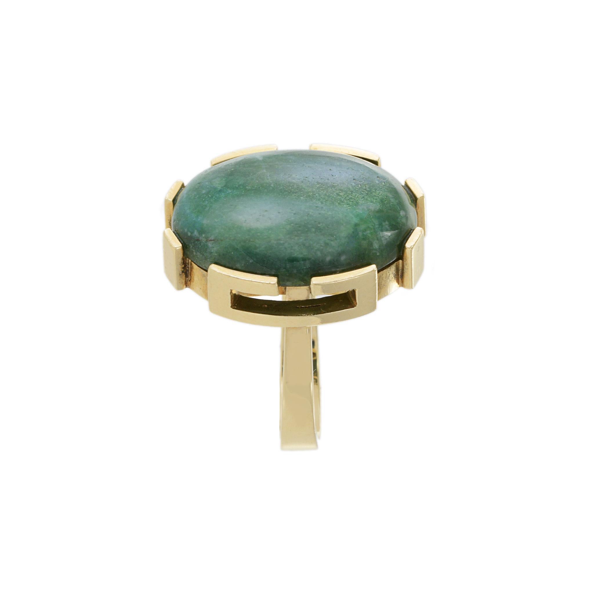 Women's or Men's Estate 1970s 18KT Yellow Gold Oval Green Jade Ring For Sale