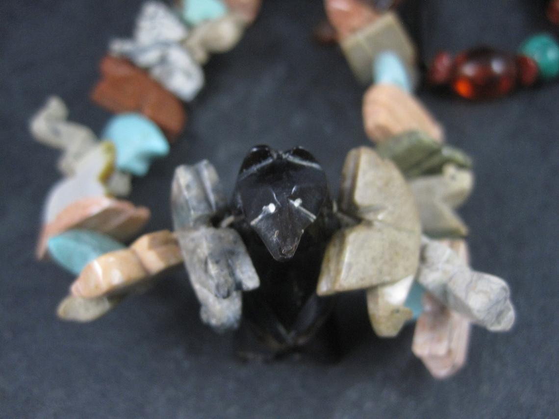 Estate 1970s Zuni Carved Fetish Bear Necklace In Good Condition For Sale In Webster, SD