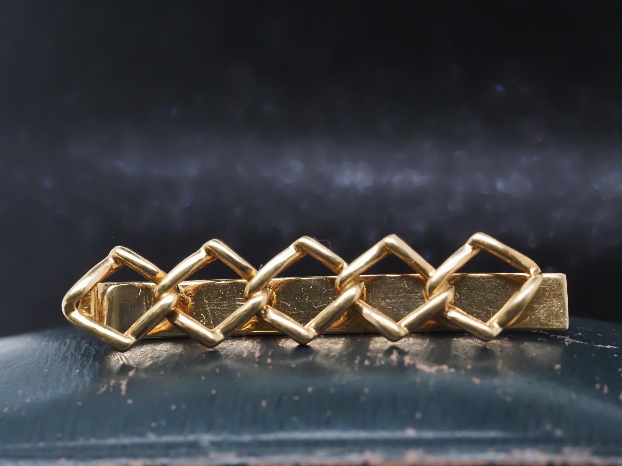 Estate 1983 Tiffany & Co. 18K Yellow Gold Money Clip - VHK#773a

Item Details:
Year: 1900s
Metal Type: 18K Yellow Gold [Hallmarked, and Tested]
Weight: 9.5 grams

Maker: Tiffany & Co

*Stamped with year 1983.

Condition: Excellent