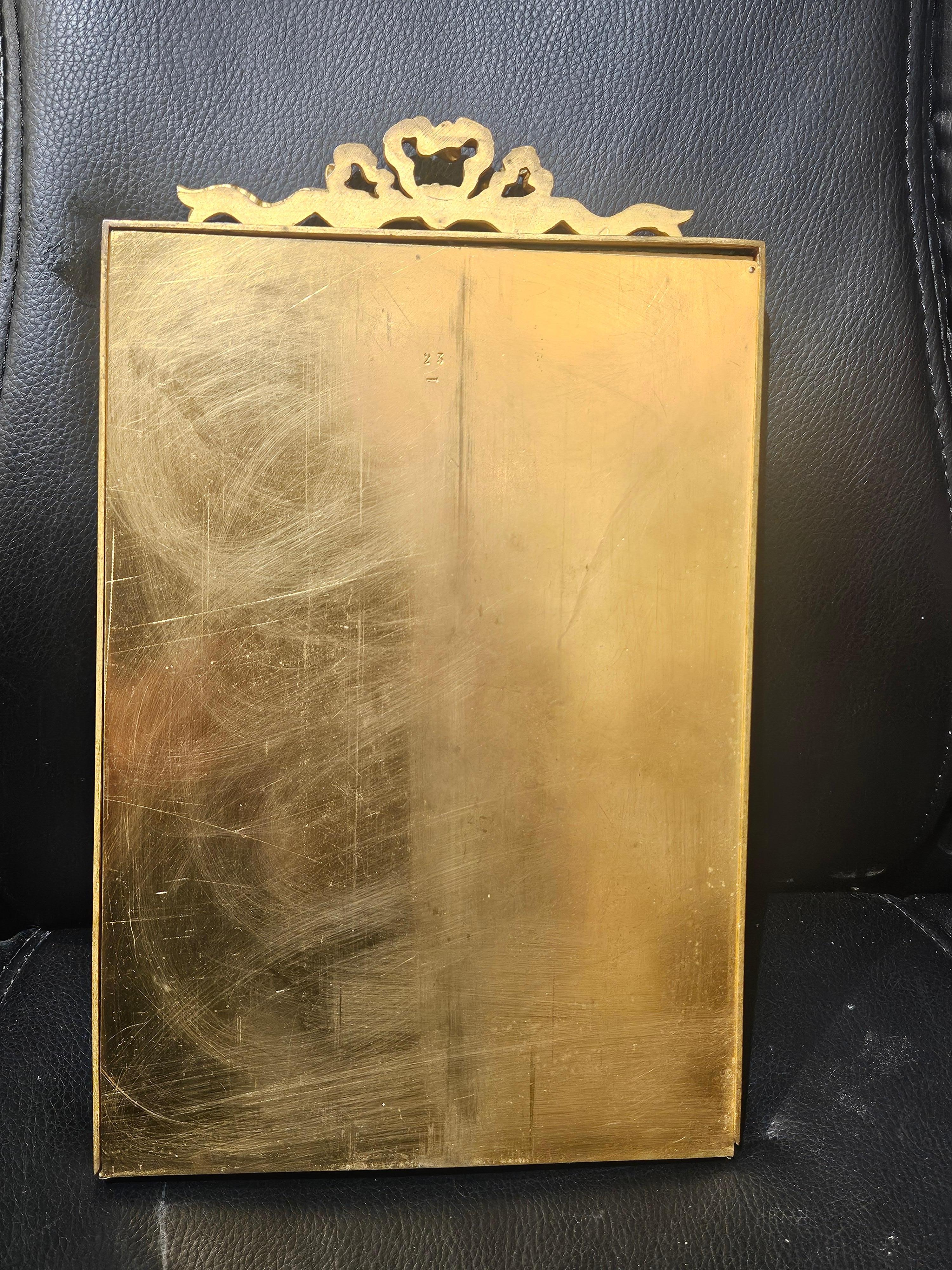 Il seguente oggetto è uno spettacolare e raro portafoto francese del XIX secolo in velluto verde smeraldo e bronzo dorato. (Pagina autografata non inclusa) Manca un vetro che può essere facilmente sostituito. Tratto da un'importante tenuta in
