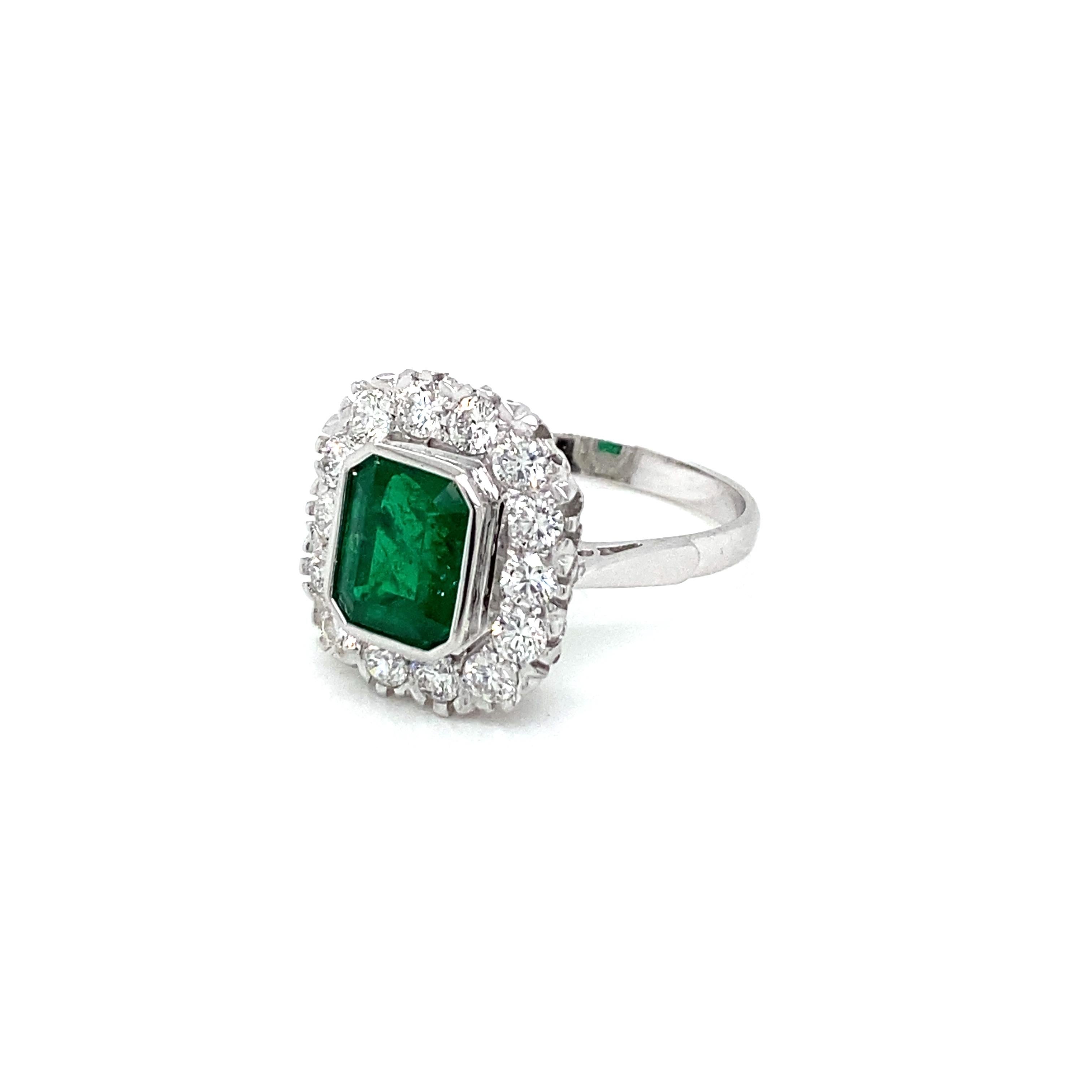 A beautiful and classy 18k white Gold engagement ring showcasing a natural Vivid Colombian Emerald 1,73 carats of great quality, surrounded by 14 Sparkling Round brilliant cut diamonds, total weight 1,10 carats, graded G color Vvs.
Origin Italy,
