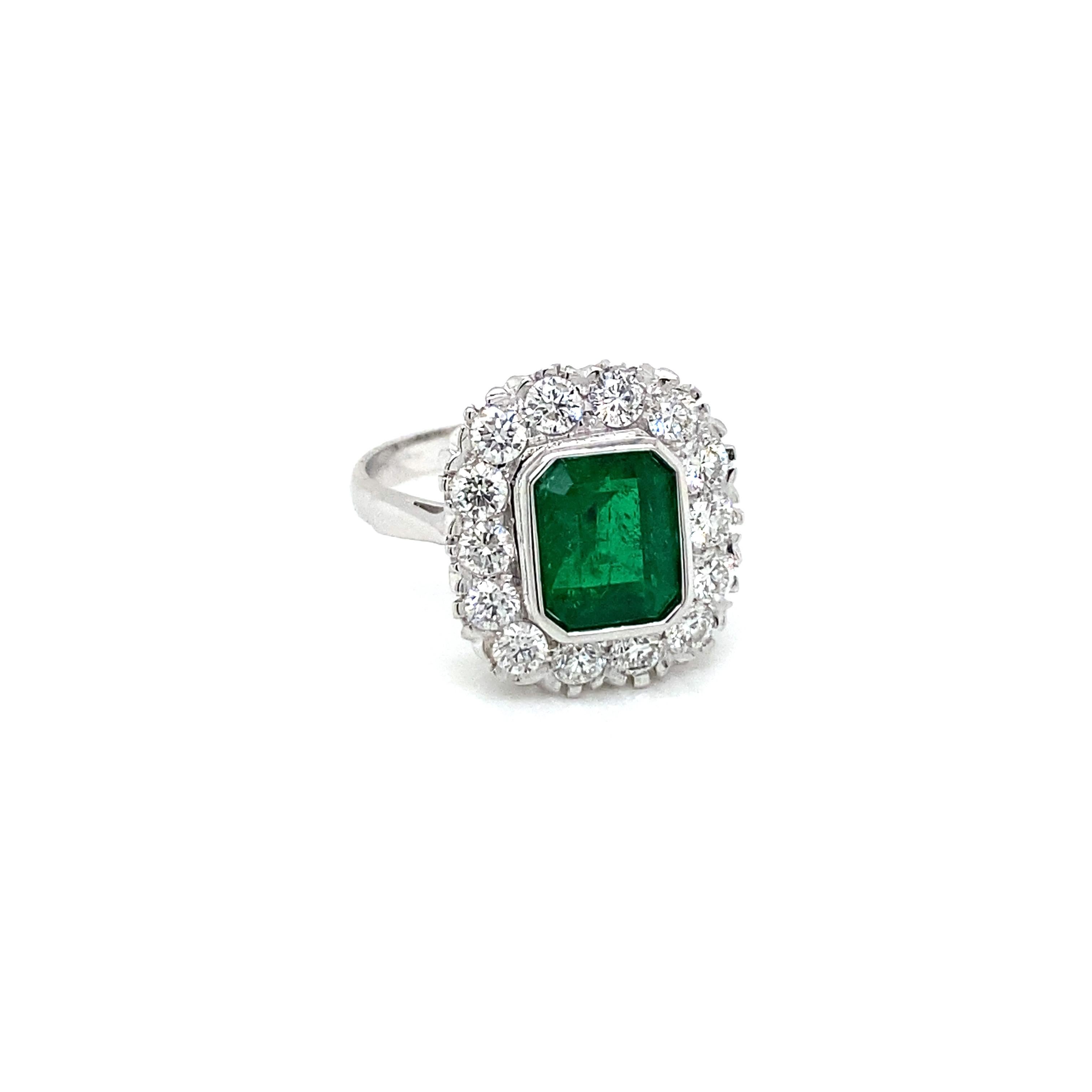 Estate Emerald Diamond Engagement Ring In Excellent Condition In Napoli, Italy