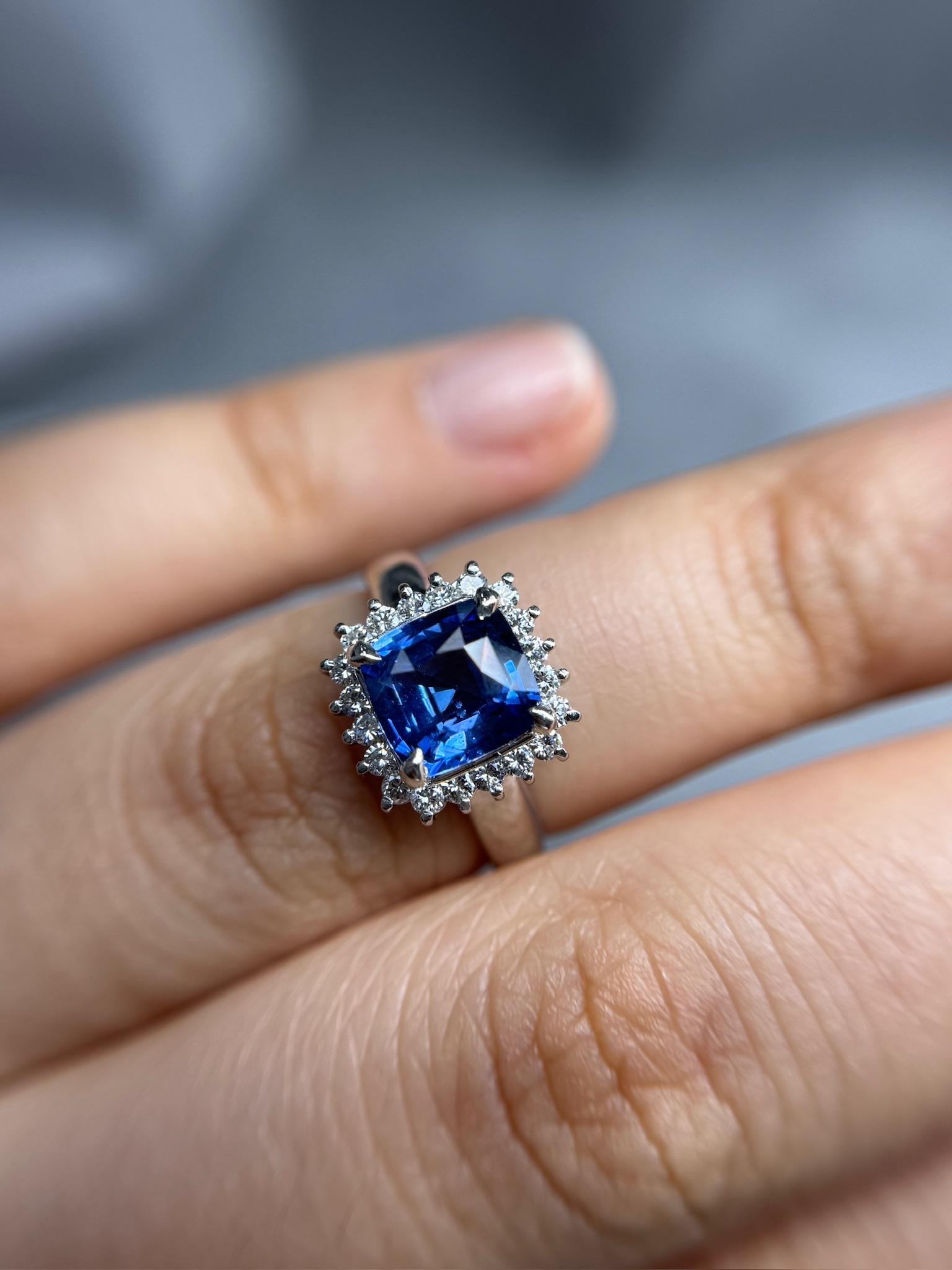 Klassisch und raffiniert präsentiert sich dieser Ring mit einem atemberaubenden natürlichen Saphir im Kissenschliff von 2,13 Karat, gefasst in luxuriösem Platin. Dieser 6 g schwere Ring ist mit 0,30 ct funkelnden Diamanten besetzt und strahlt eine