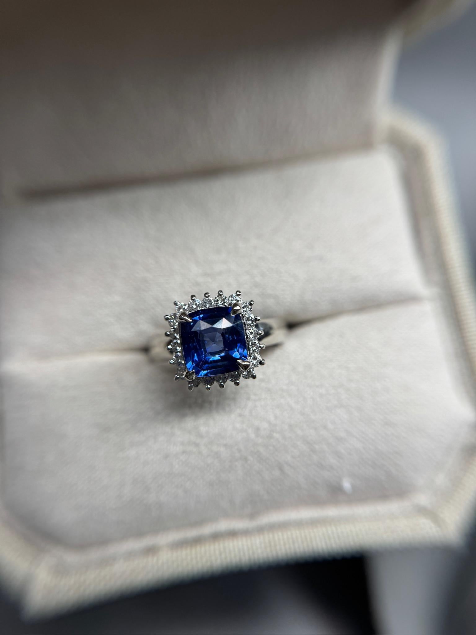 Nachlass 2,13 Karat Cushion Cut natürlicher Saphir & Diamant Ring Platin Größe 5 (Kissenschliff) im Angebot
