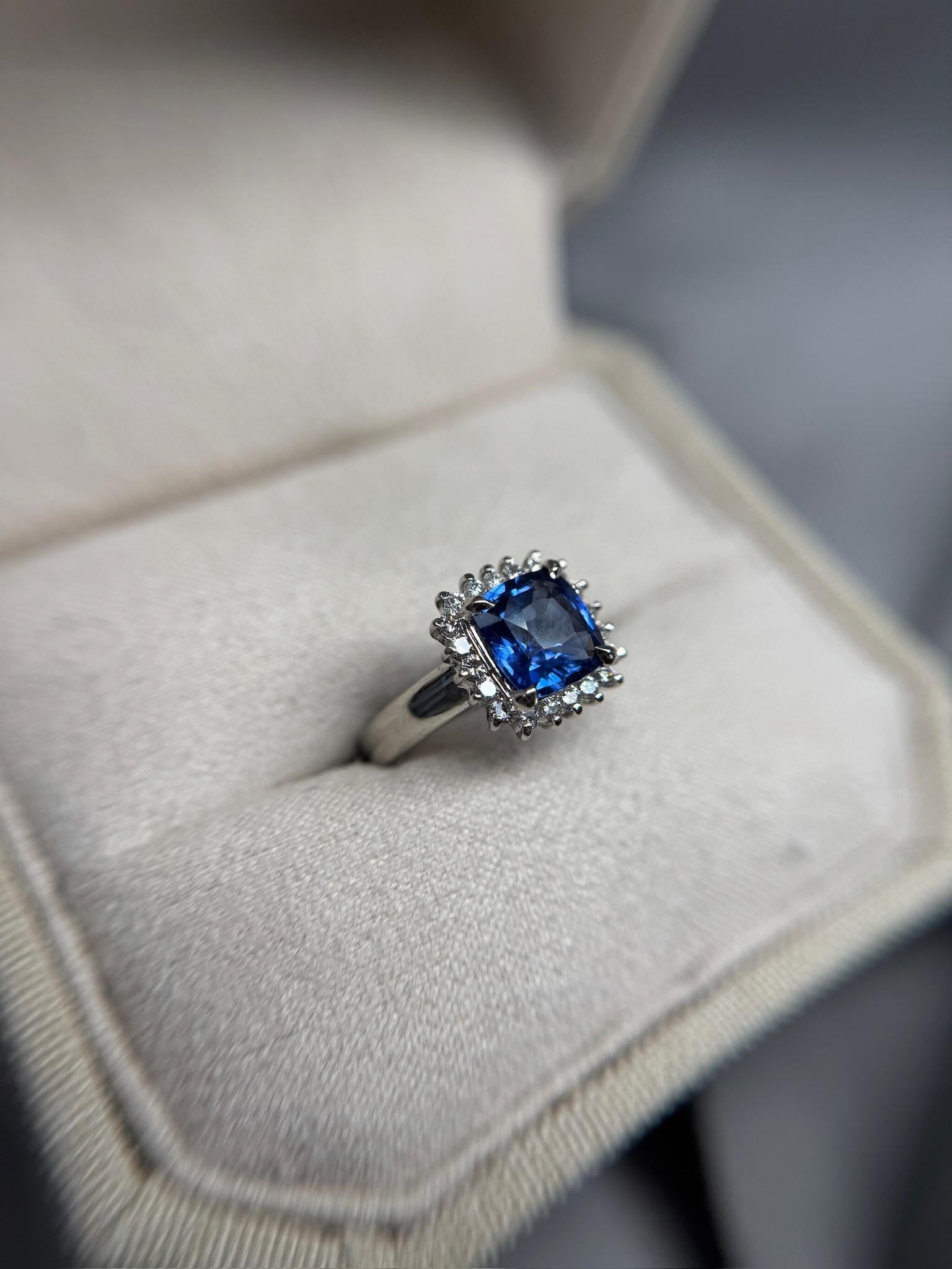 Nachlass 2,13 Karat Cushion Cut natürlicher Saphir & Diamant Ring Platin Größe 5 im Zustand „Hervorragend“ im Angebot in New York, NY