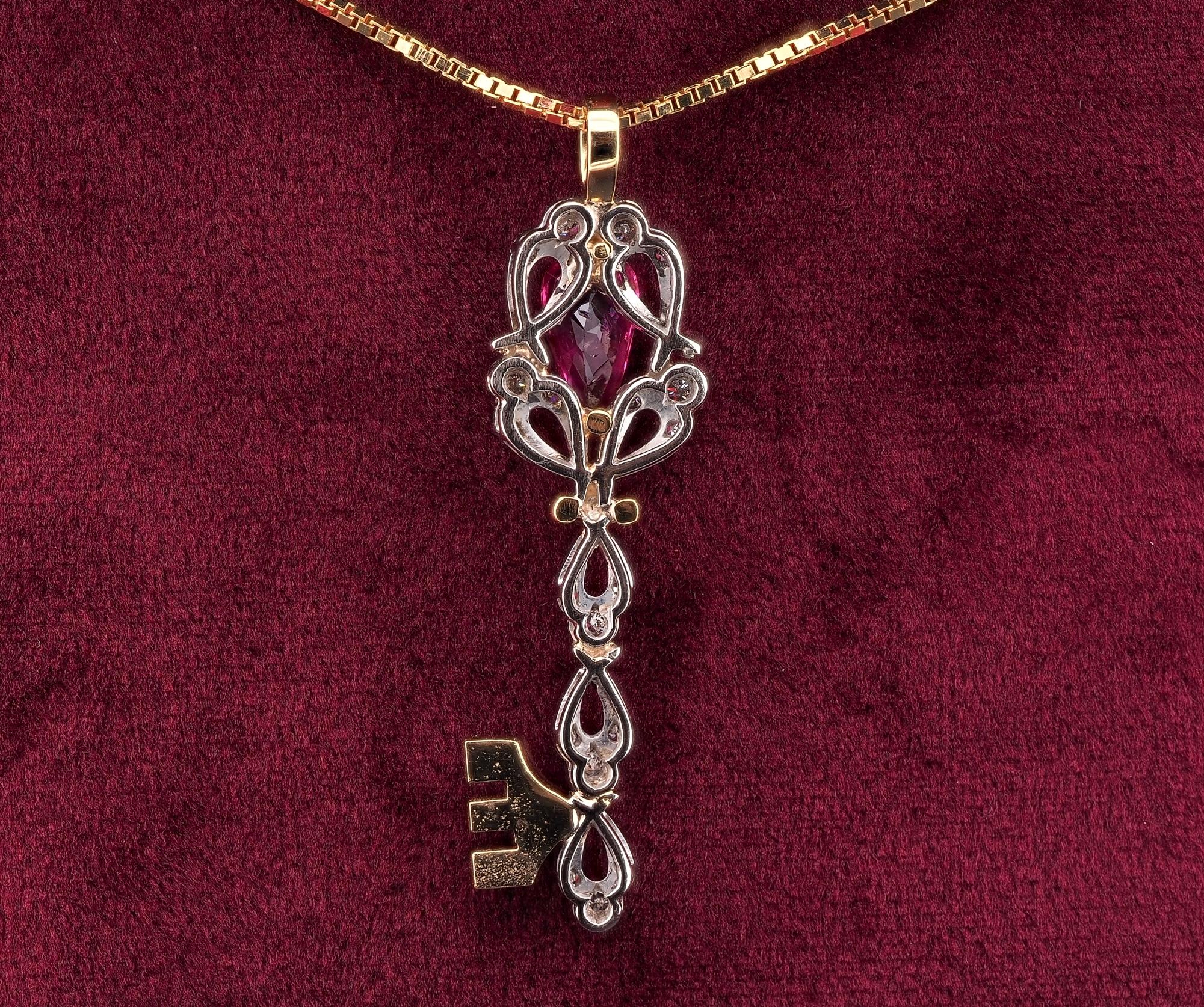 Estate 2.20 Ct. Natural Ruby Diamond Key Pendant Necklace 18 KT In Good Condition For Sale In Napoli, IT