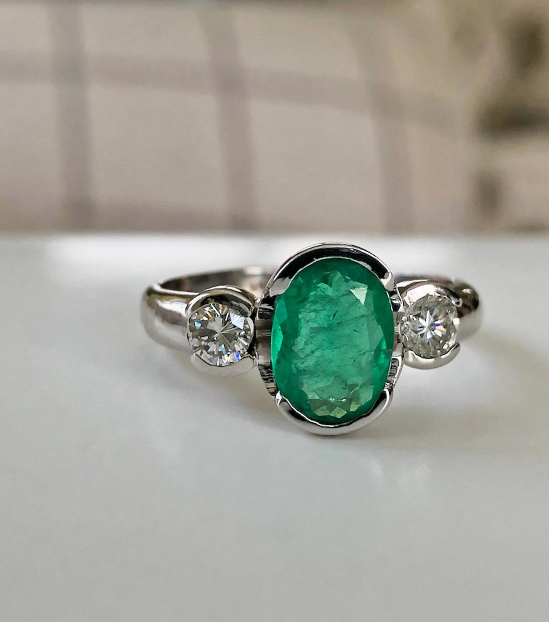 Nachlass-Verlobungsring aus Smaragd und Diamant mit drei Steinen:: 18 Karat 5