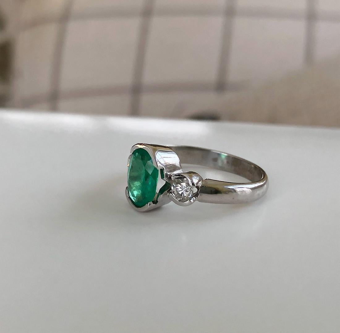 Nachlass-Verlobungsring aus Smaragd und Diamant mit drei Steinen:: 18 Karat (Art déco)