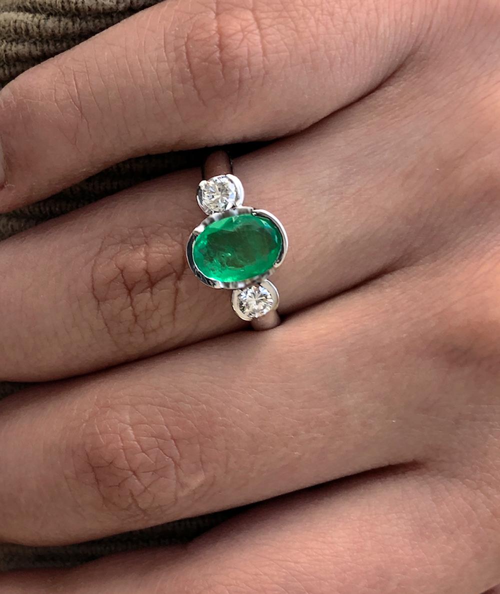 Nachlass-Verlobungsring aus Smaragd und Diamant mit drei Steinen:: 18 Karat Damen