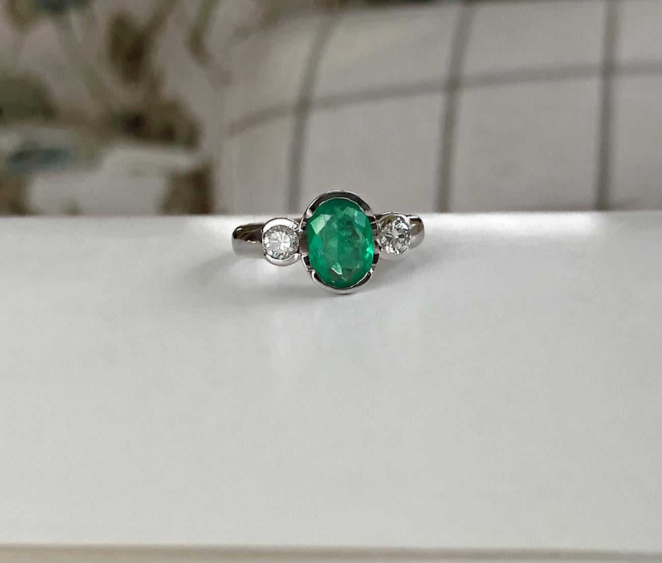 Nachlass-Verlobungsring aus Smaragd und Diamant mit drei Steinen:: 18 Karat 1