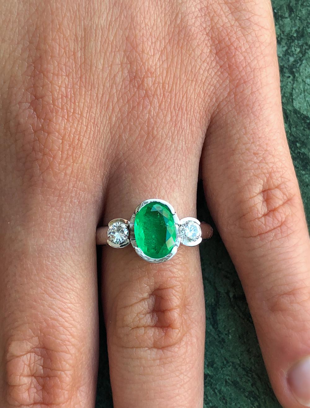 Nachlass-Verlobungsring aus Smaragd und Diamant mit drei Steinen:: 18 Karat 4
