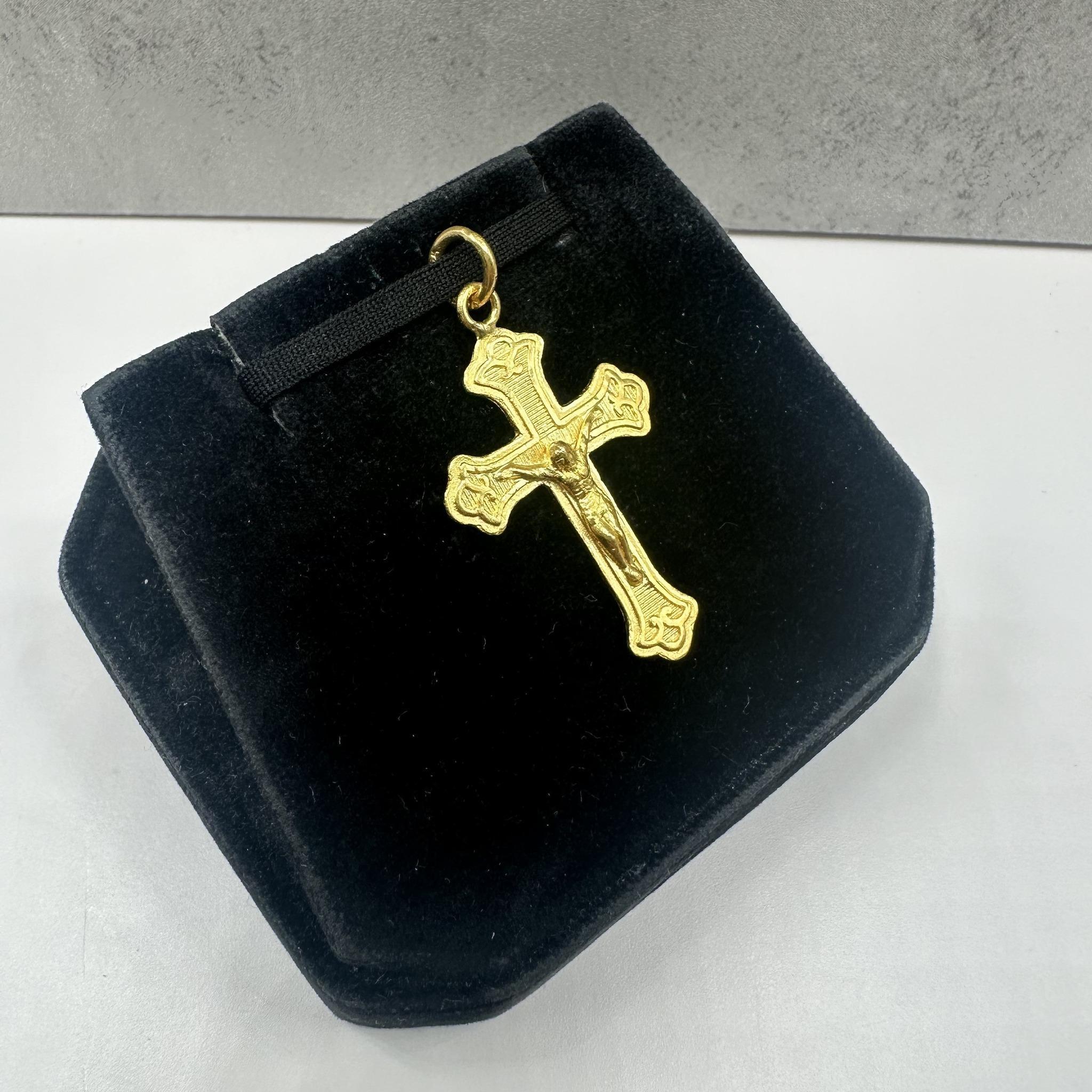 Ce pendentif en forme de crucifix est réalisé en or jaune 23kt, offrant un ton profond et chaud qui reflète sa pureté exceptionnelle. Contrôlée au XRF à 23 carats, cette pièce a une signification spirituelle et une valeur de collection. Avec un