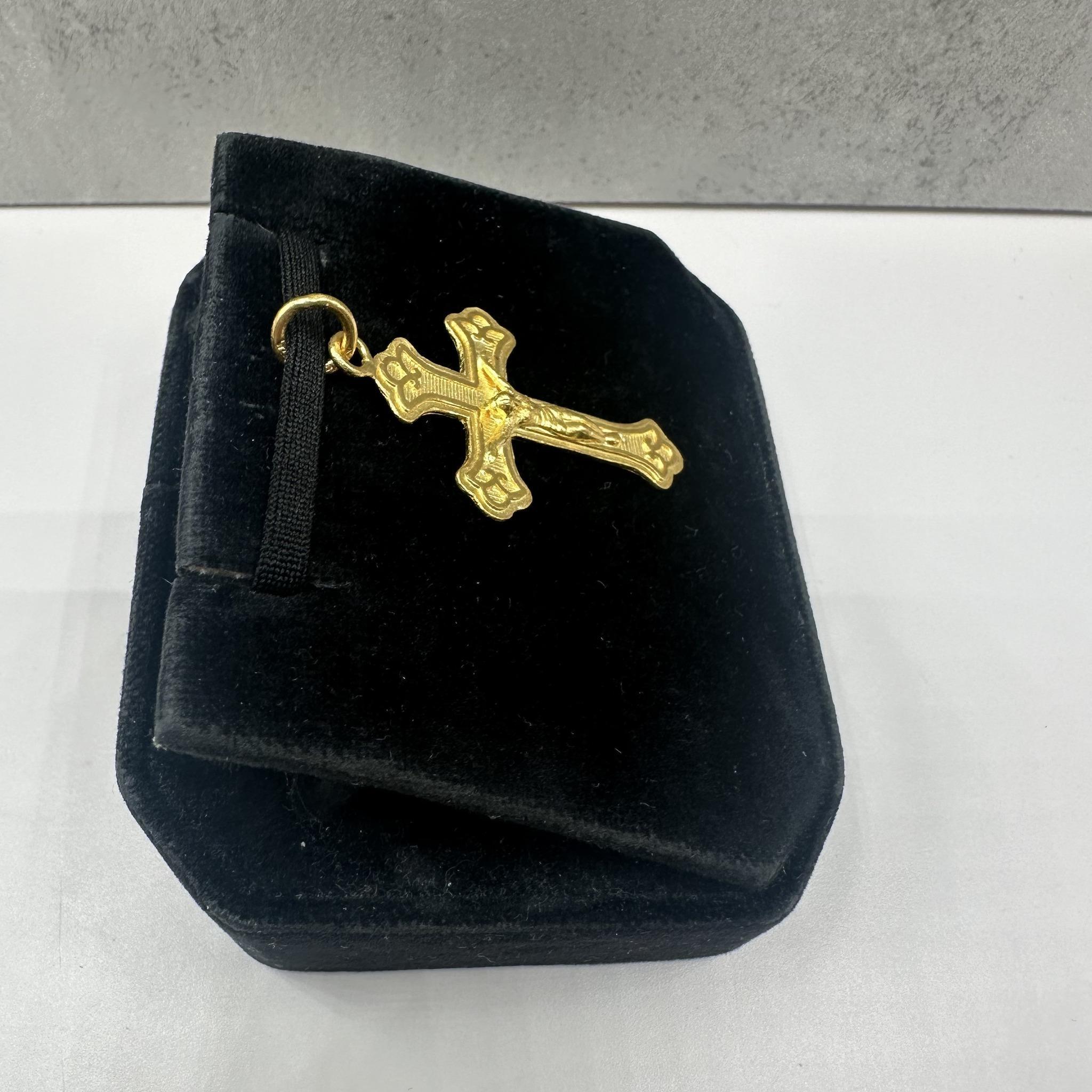 Pendentif Crucifix en or jaune 23kt - 3.8g, Pre-Loved Bon état - En vente à West Hempstead, NY