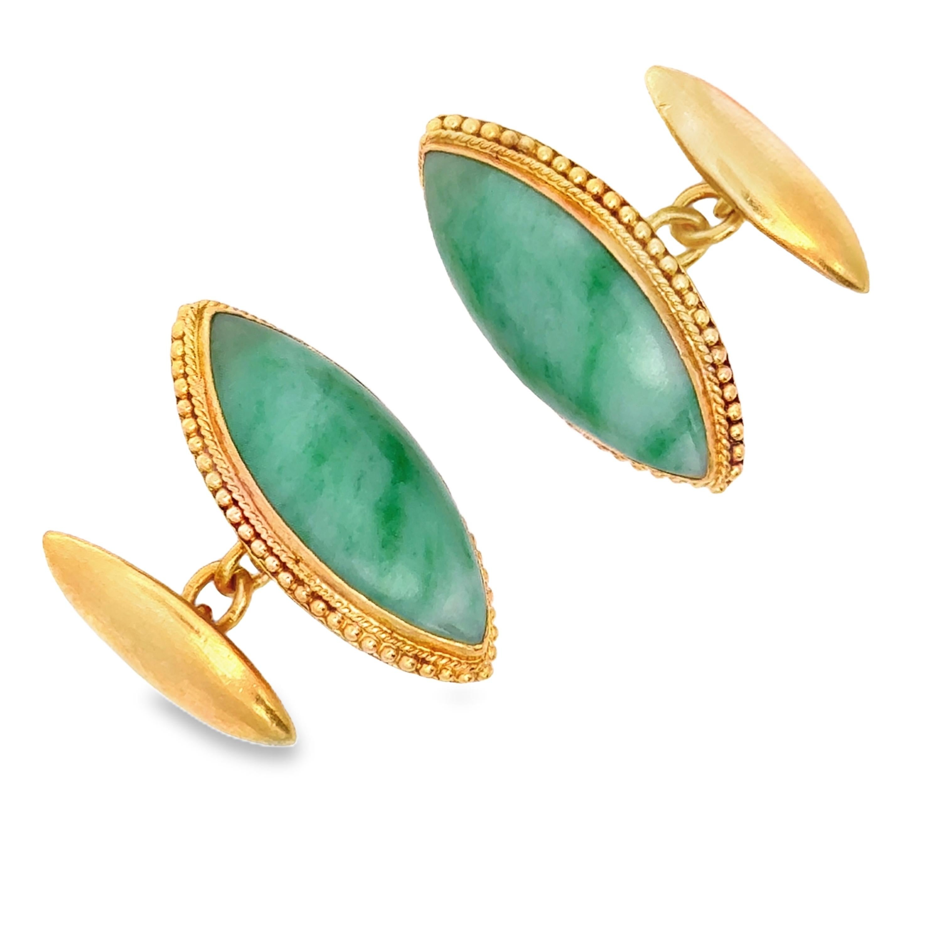 Erhöhen Sie Ihren Stil mit unseren Manschettenknöpfen aus 24 Karat Gelbgold und Jade. Diese einzigartigen und eleganten Manschettenknöpfe sind aus hochwertigen Materialien gefertigt und verleihen jedem Outfit einen Hauch von Luxus. Setzen Sie mit