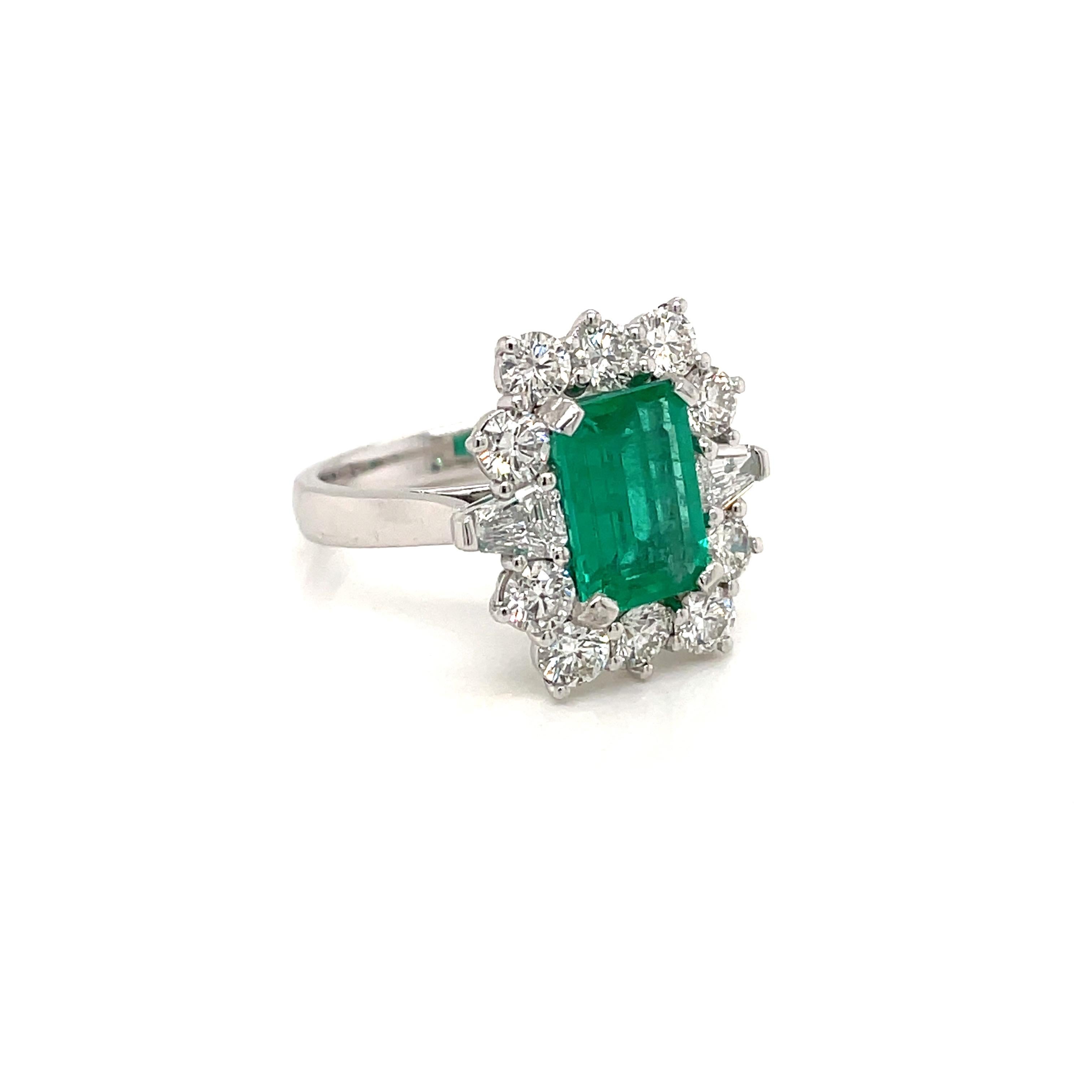 Nachlass 2,50 Karat kolumbianischer Smaragd Diamant Platin Ring (Smaragdschliff) im Angebot