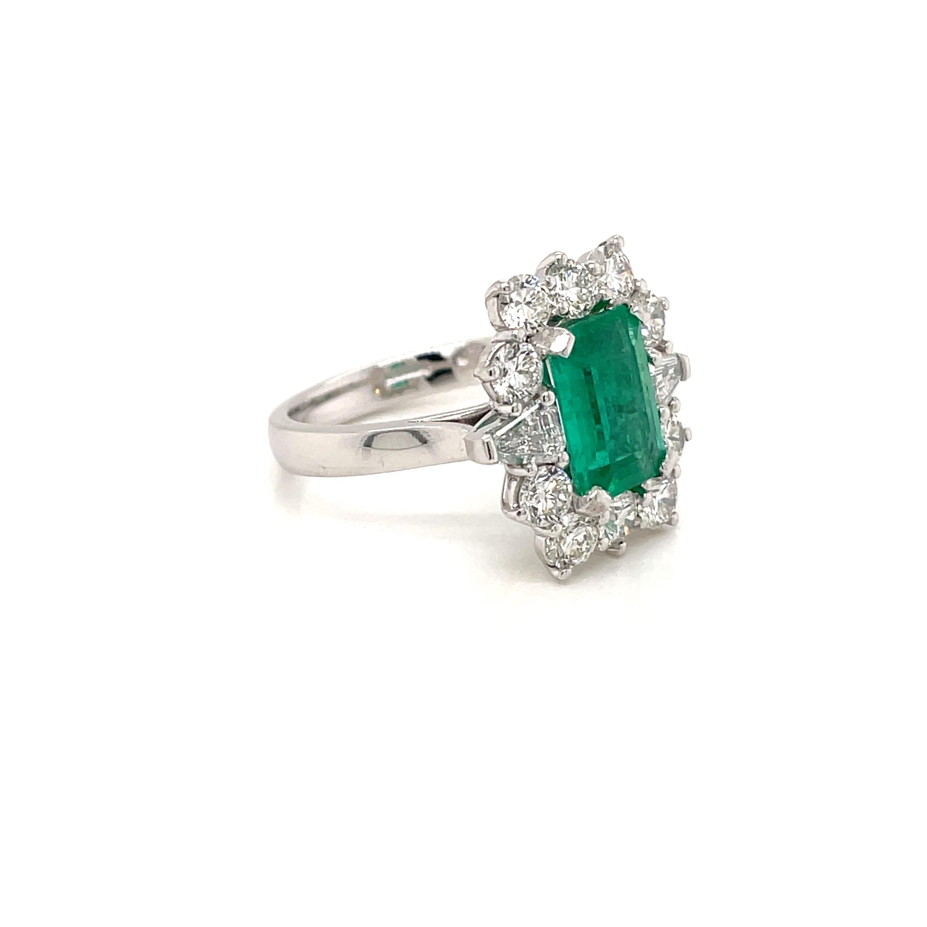Estate 2.50 Carat Colombian Emerald Diamond Platinum Ring In Excellent Condition For Sale In Napoli, Italy