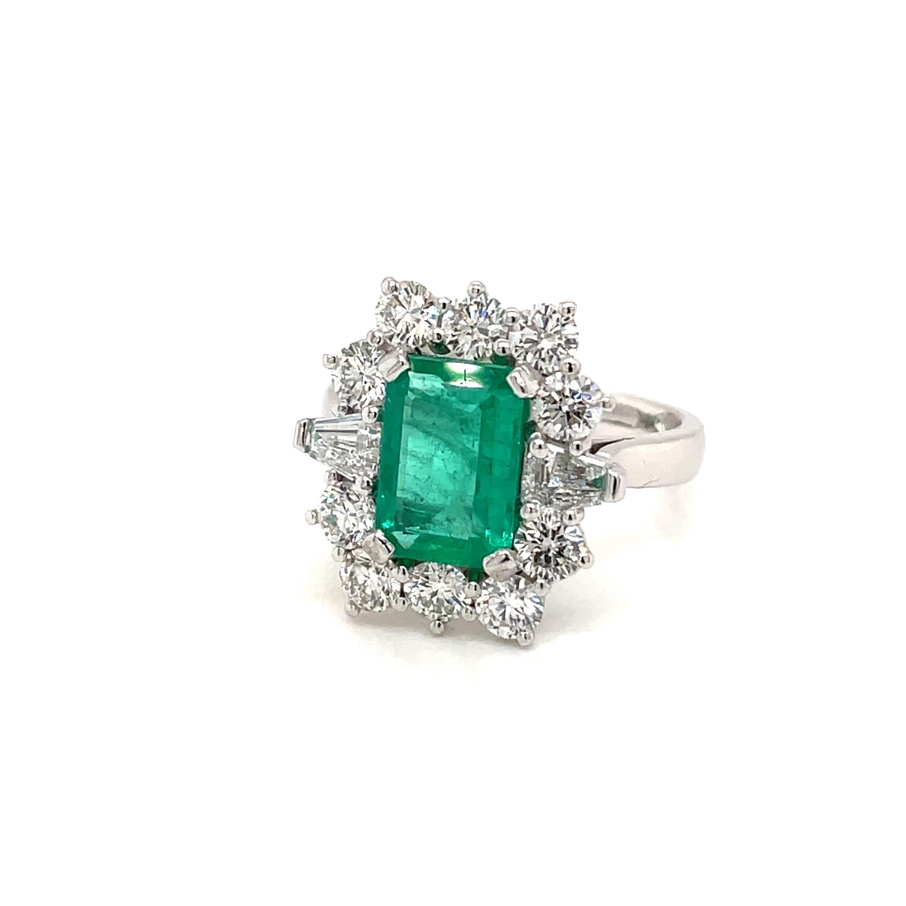 Nachlass 2,50 Karat kolumbianischer Smaragd Diamant Platin Ring im Angebot 1